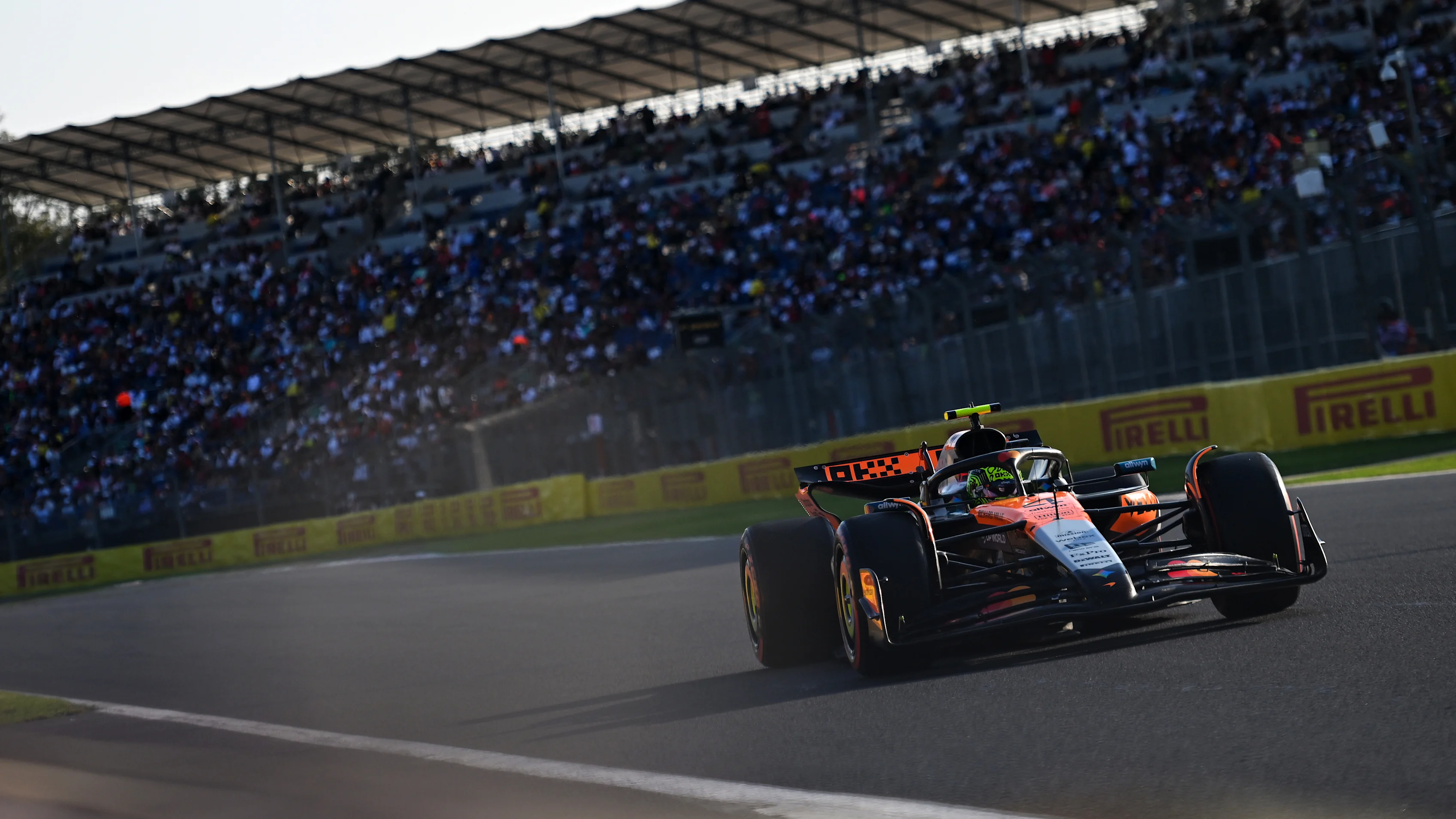 MEXICO CITY, MEKSİKA - 24 EKİM: Büyük Britanya'dan Lando Norris (4) McLaren MCL39'u kullanıyor