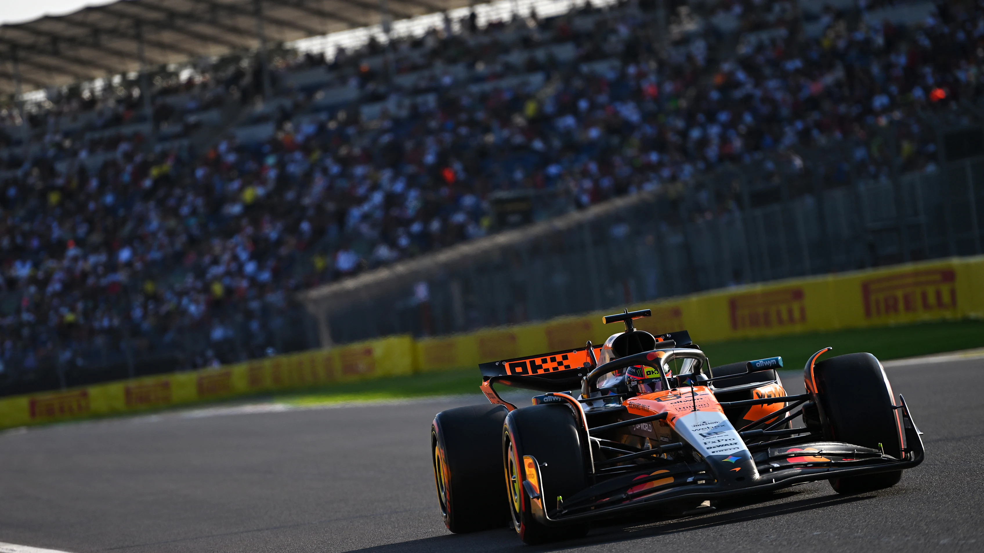 MEXICO CITY, MEKSİKA - 24 EKİM: Avustralyalı Oscar Piastri (81) McLaren MCL39'u kullanıyor