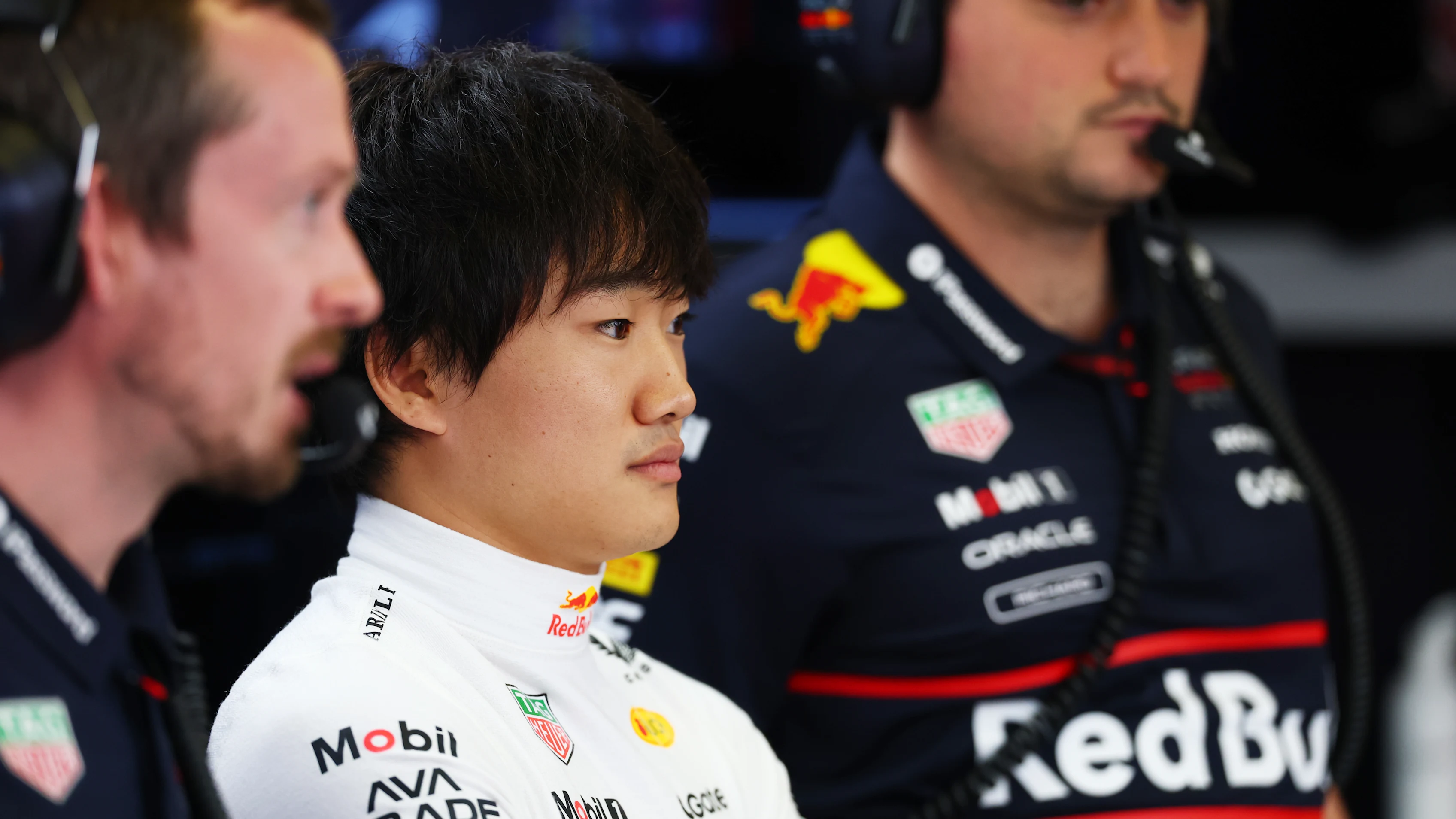 MEXICO CITY, MEKSİKA - 25 EKİM: Japonya'dan Yuki Tsunoda ve garajda Oracle Red Bull Racing