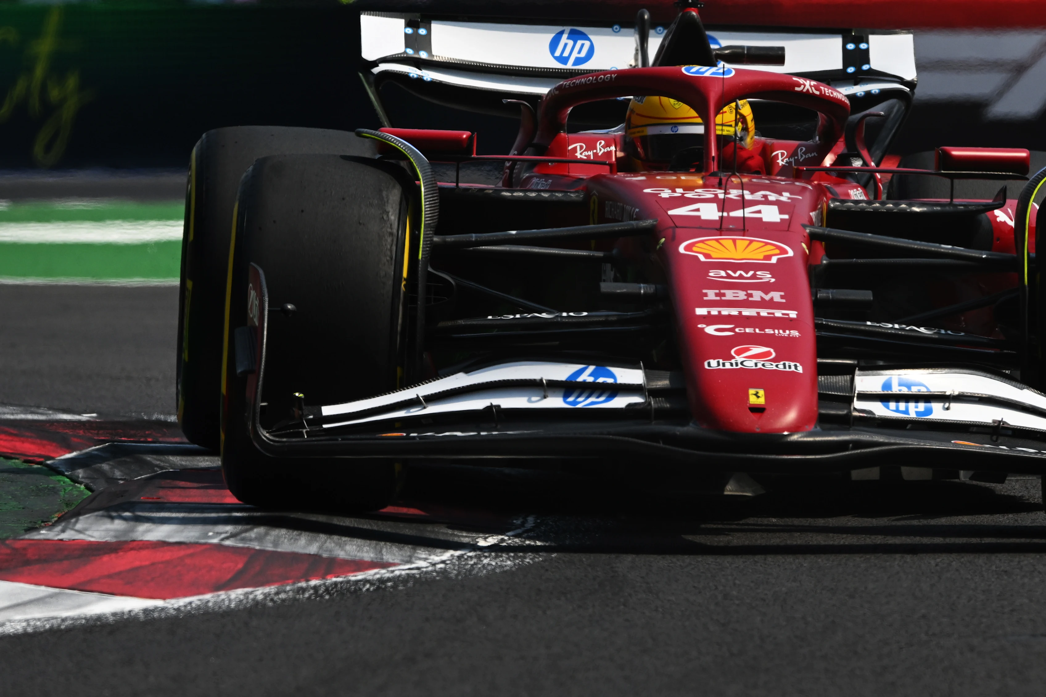 MEXICO CITY, MEKSİKA - 25 EKİM: Büyük Britanya'dan Lewis Hamilton (44) Scuderia Ferrari'yi kullanıyor
