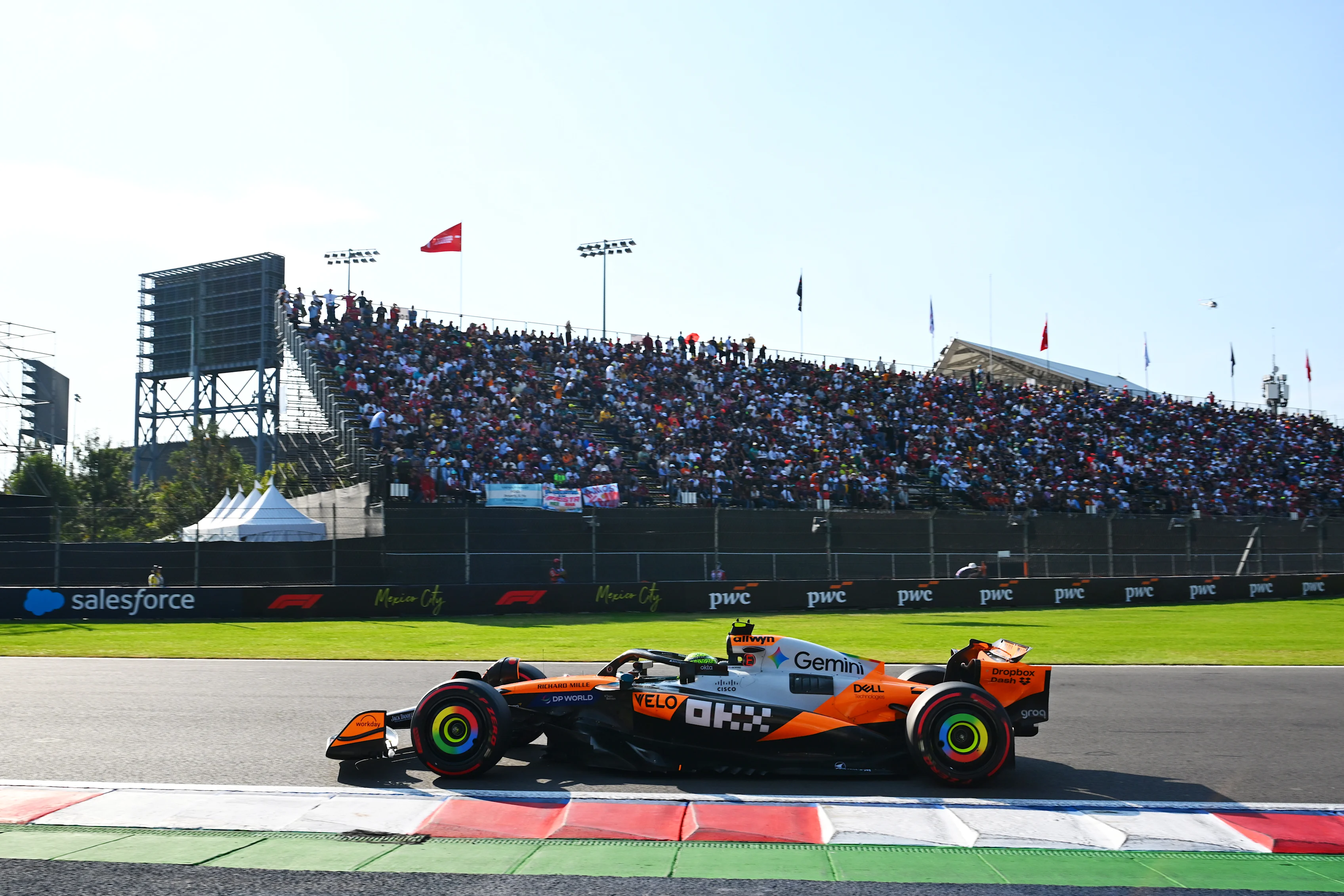 MEXICO CITY, MEKSİKA - 25 EKİM: Büyük Britanya'dan Lando Norris (4) McLaren MCL39'u kullanıyor