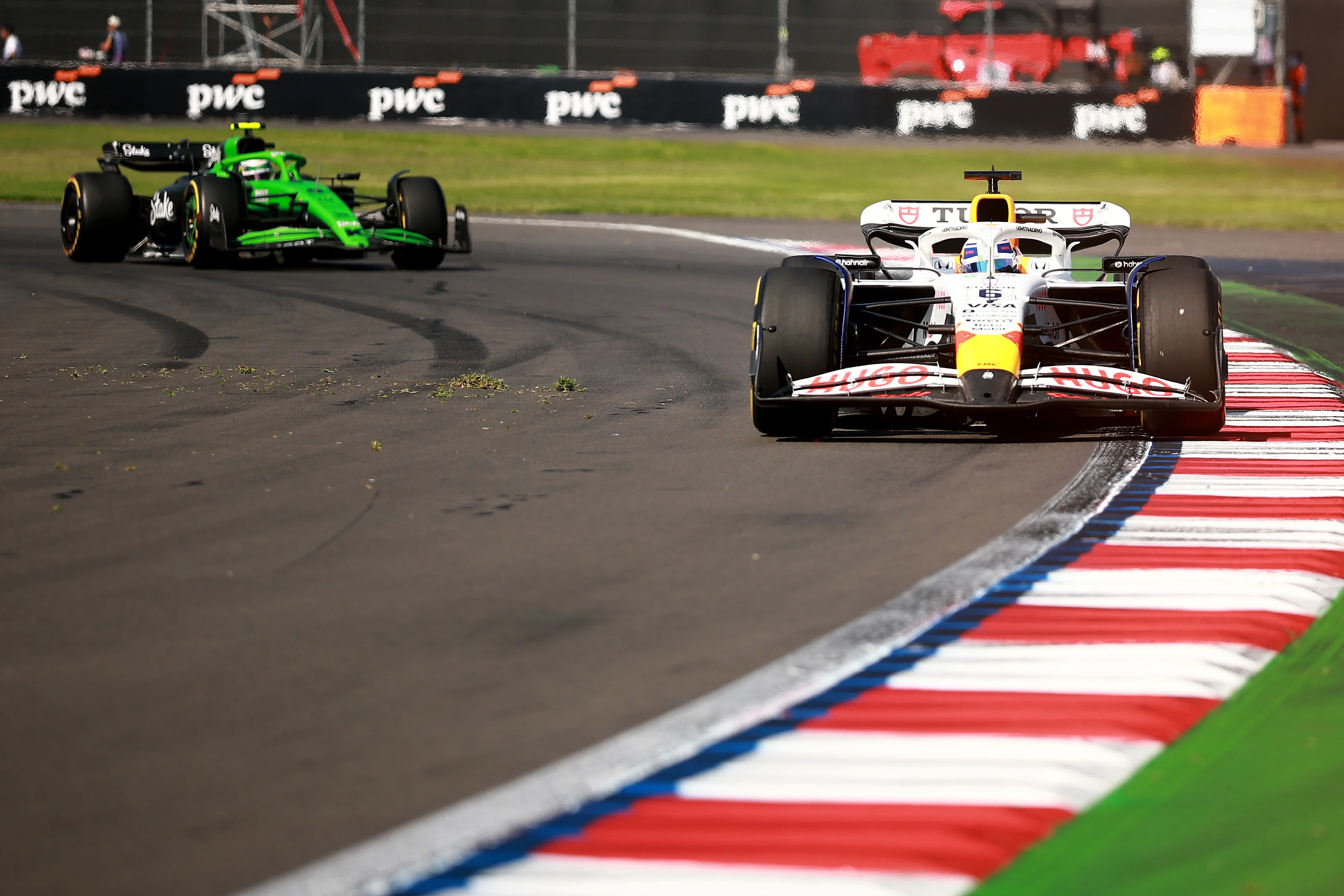 MEXICO CITY, MEKSİKA - 26 EKİM: Fransız Isack Hadjar (6) Visa Cash App Racing Bulls'u kullanıyor