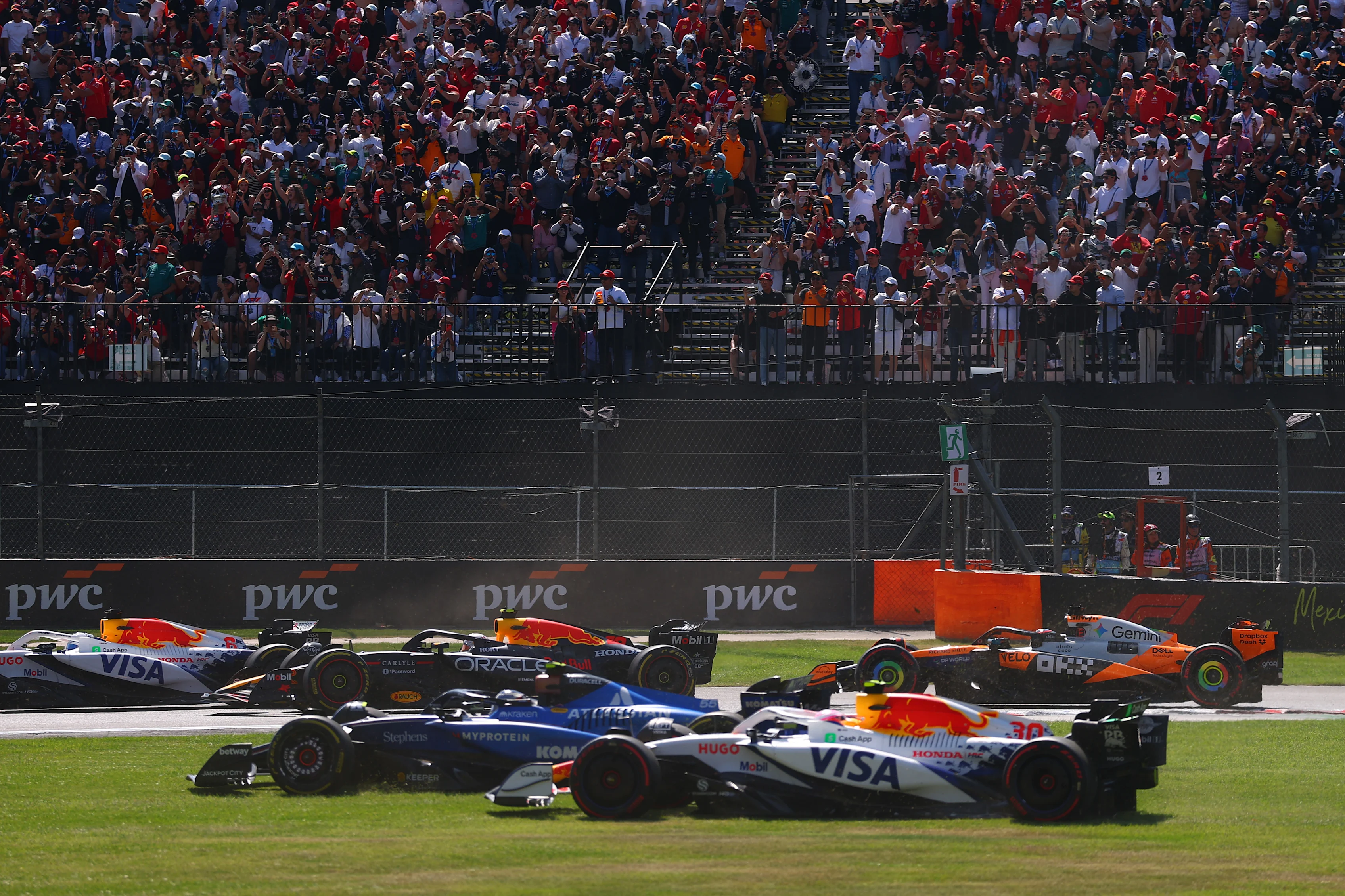 MEXICO CITY, MEKSİKA - 26 EKİM: İspanyol Carlos Sainz (55) Williams FW47 Mercedes'i kullanıyor ve