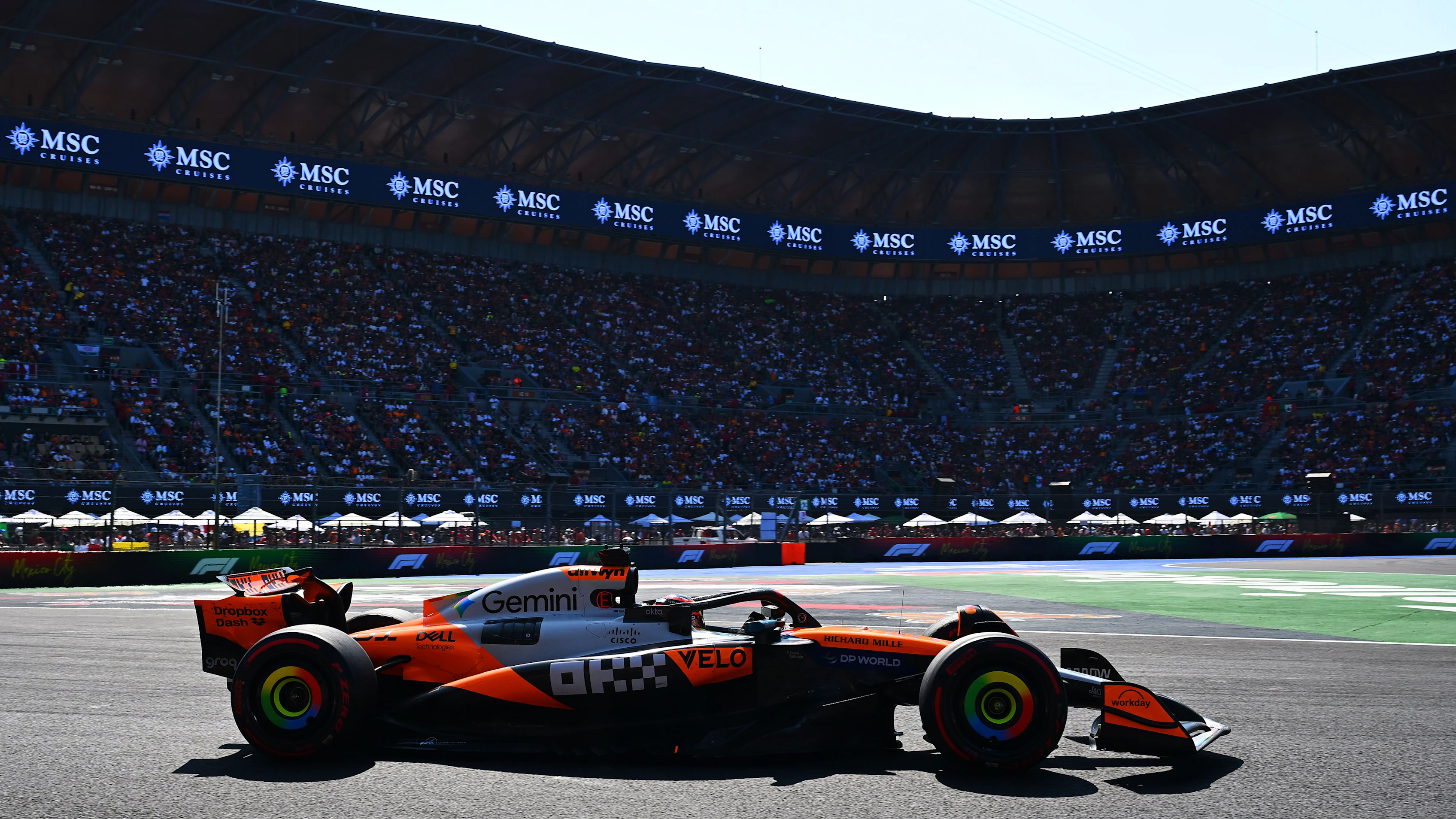 MEXICO CITY, MEKSİKA - 26 EKİM: Avustralyalı Oscar Piastri (81) McLaren MCL39'u kullanıyor