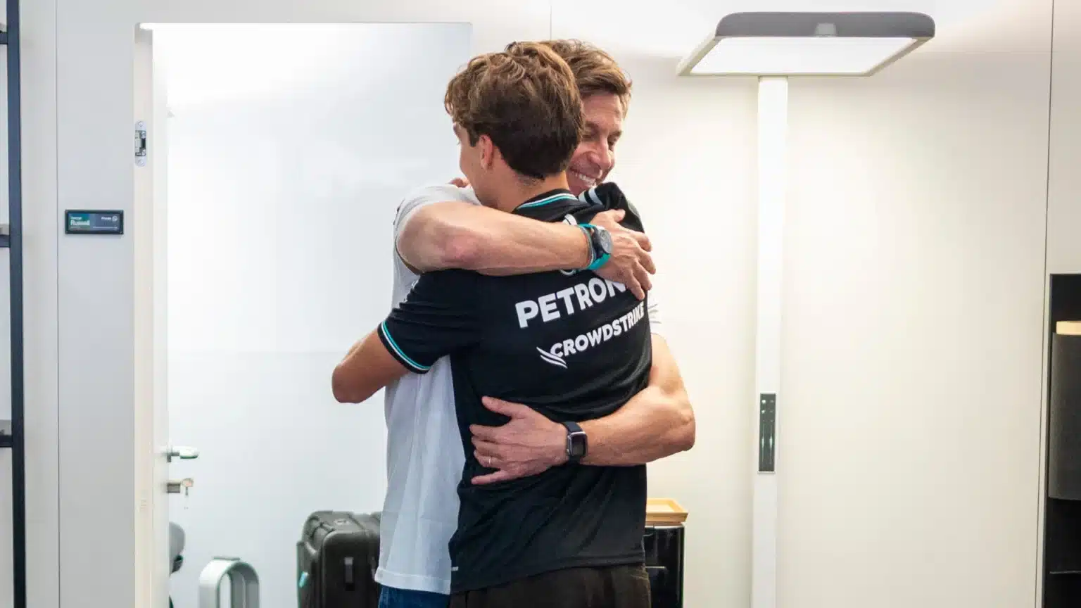 ‘Bu yıl zorlu oldu’ – Wolff Russell’ı ‘kontrolde’ Singapur GP Zaferi’nden sonra övüyor