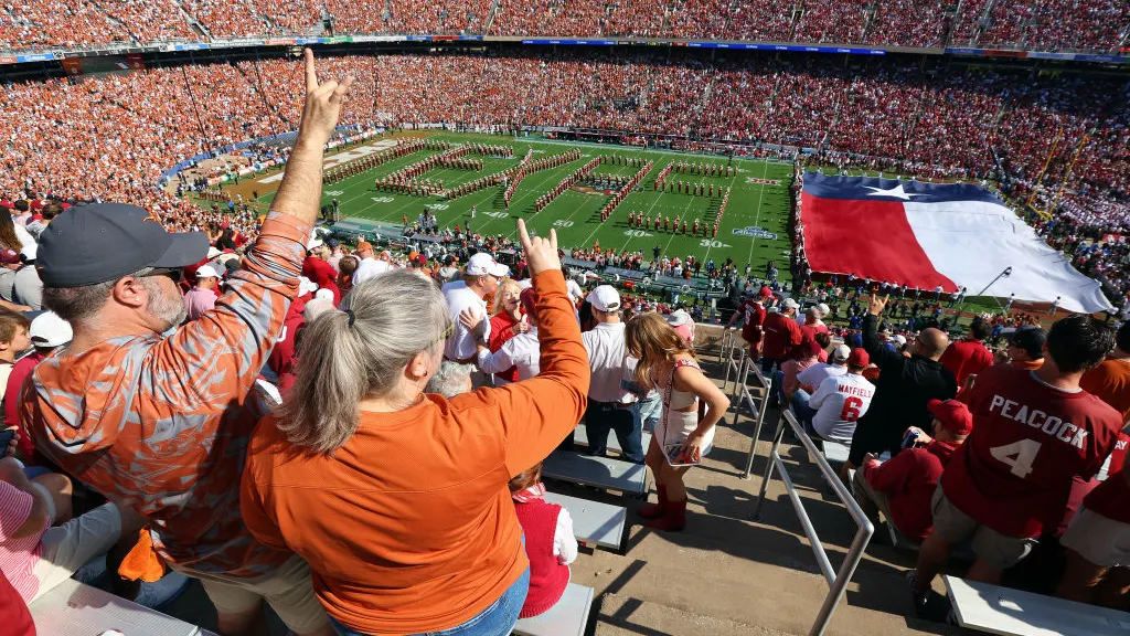 AUSTIN, TEXAS - 7 EKİM: Texas Longhorns hayranları Texas Üniversitesi Longhorn Bandosu'nu alkışlıyor