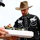 Her zaman taraftarlara vakit ayıran Ricciardo, şanslı bir taraftar için mini bir araba imzaladı