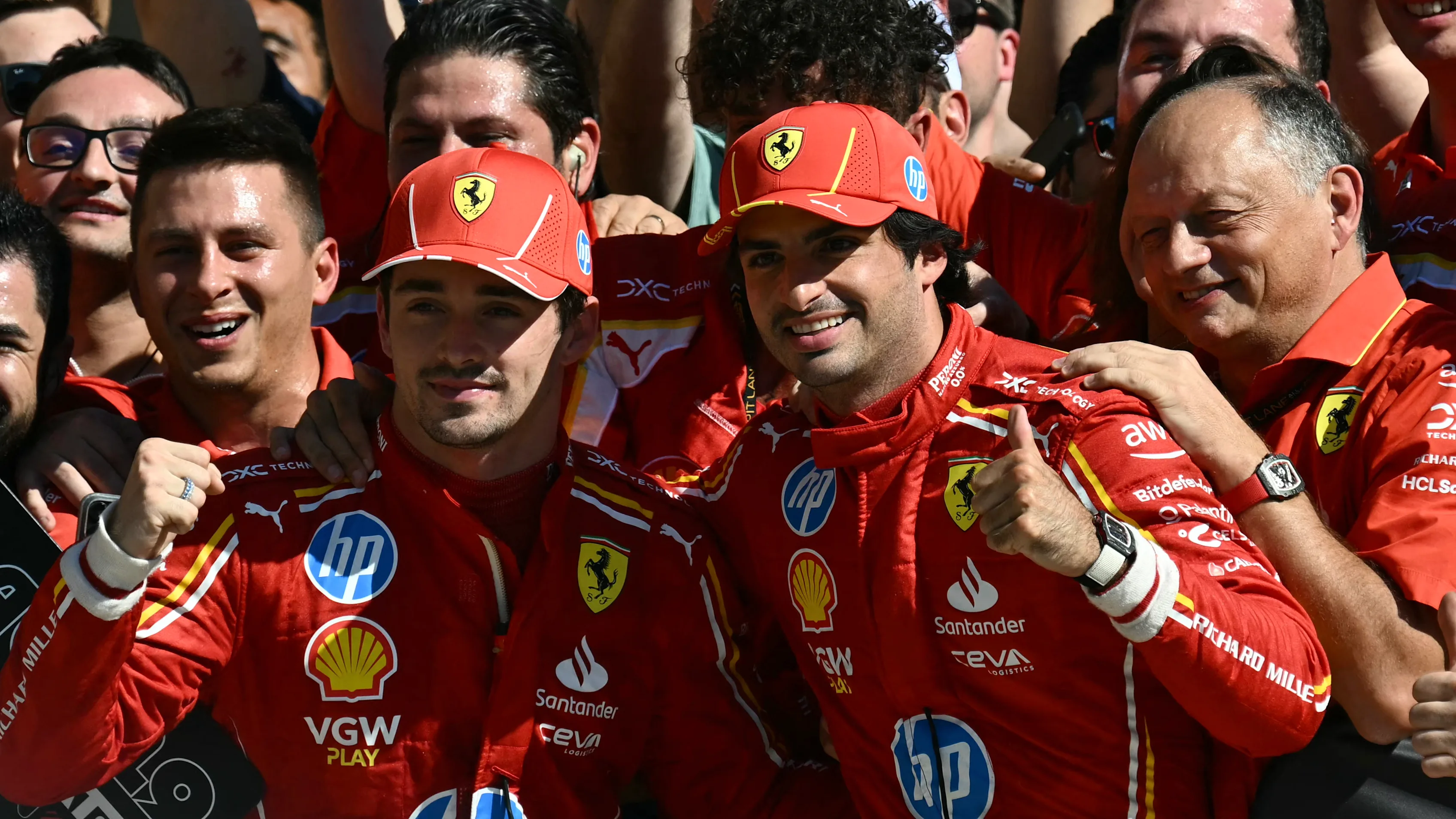 (LR) Ferrari'nin Monegasque pilotu Charles Leclerc, Ferrari'nin İspanyol pilotu Carlos Sainz Jr. ve