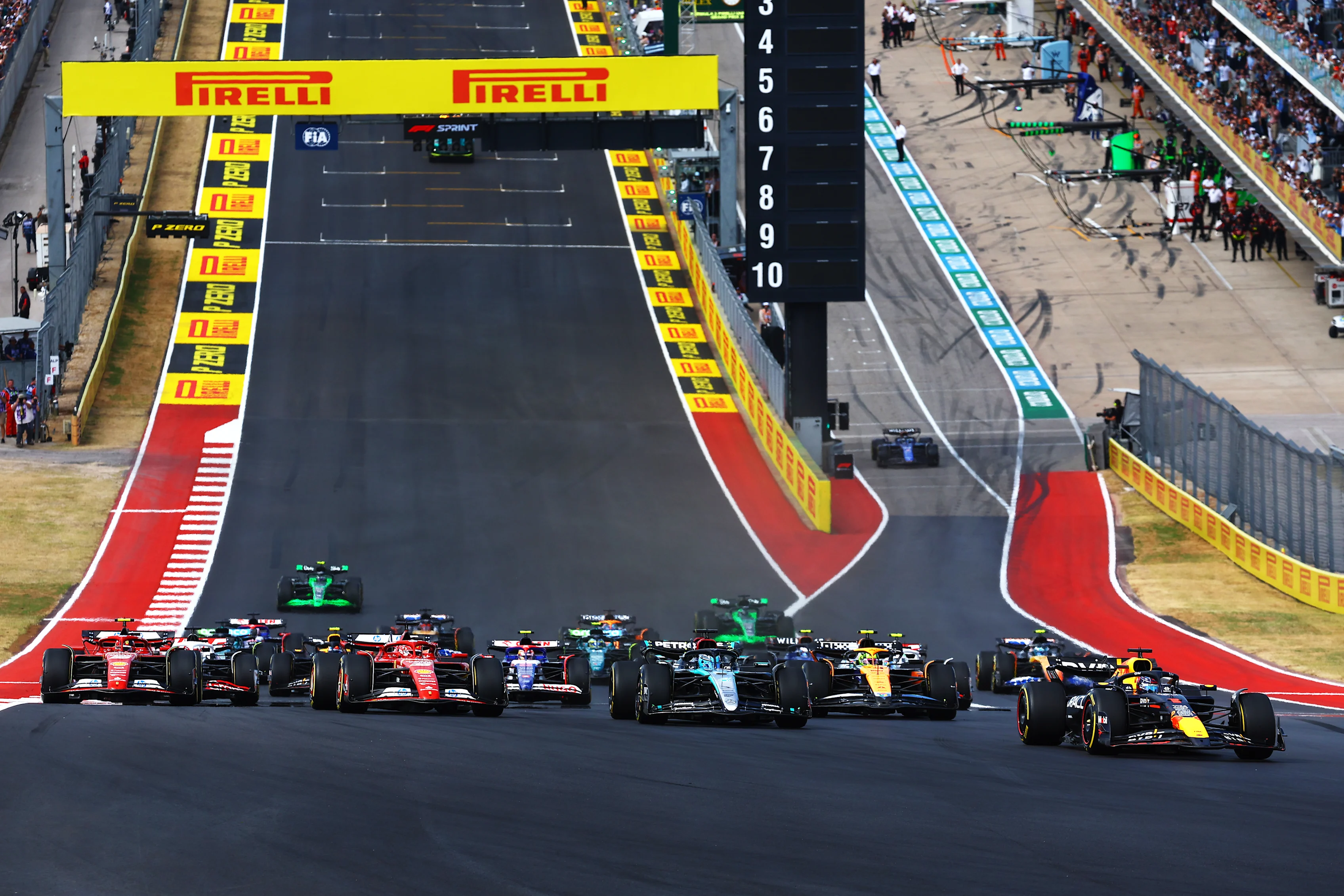 AUSTIN, TEXAS - 19 EKİM: Hollandalı Max Verstappen (1) Oracle Red Bull'u kullanıyor