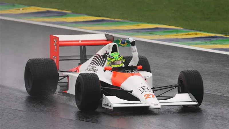 Lewis Hamilton, 2024'te Interlagos'ta Aryton Senna'nın 1990 McLaren MP4/5B'sini kullandı. Daha fazla fotoğraf için kaydırın