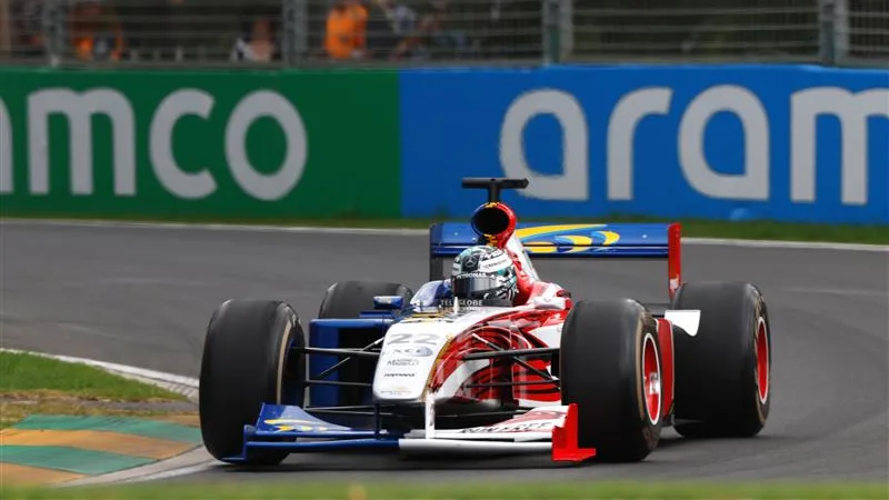 Cesur modelin göz alıcı bir bölünmüş görünümü var - ancak 1990'ların sonundaki gridde pek de yabancı görünmüyordu! Daha fazla görsel için kaydırın