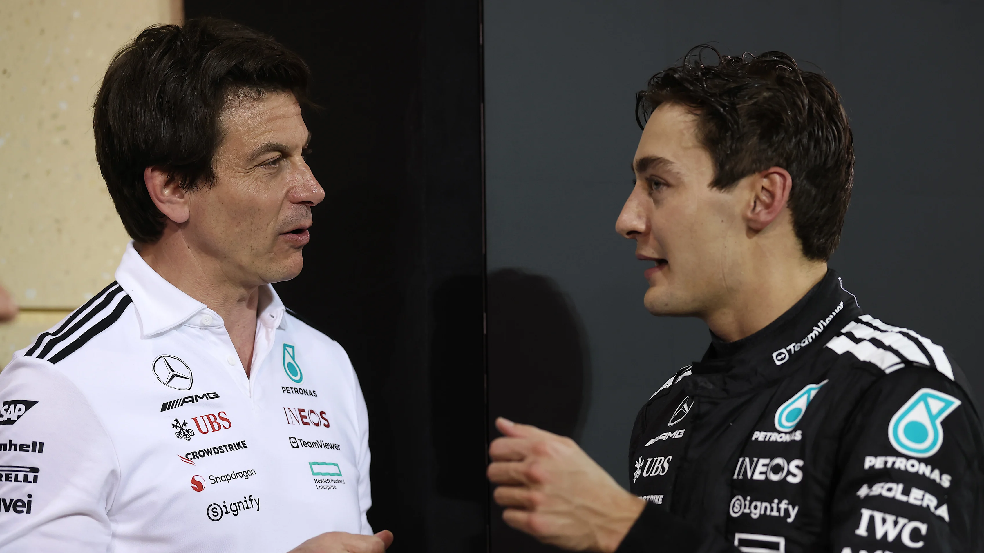 BAHREYN, BAHREYN - 13 NİSAN: Üçüncü olan Büyük Britanya'dan Lando Norris ve McLaren tebrik ediyor