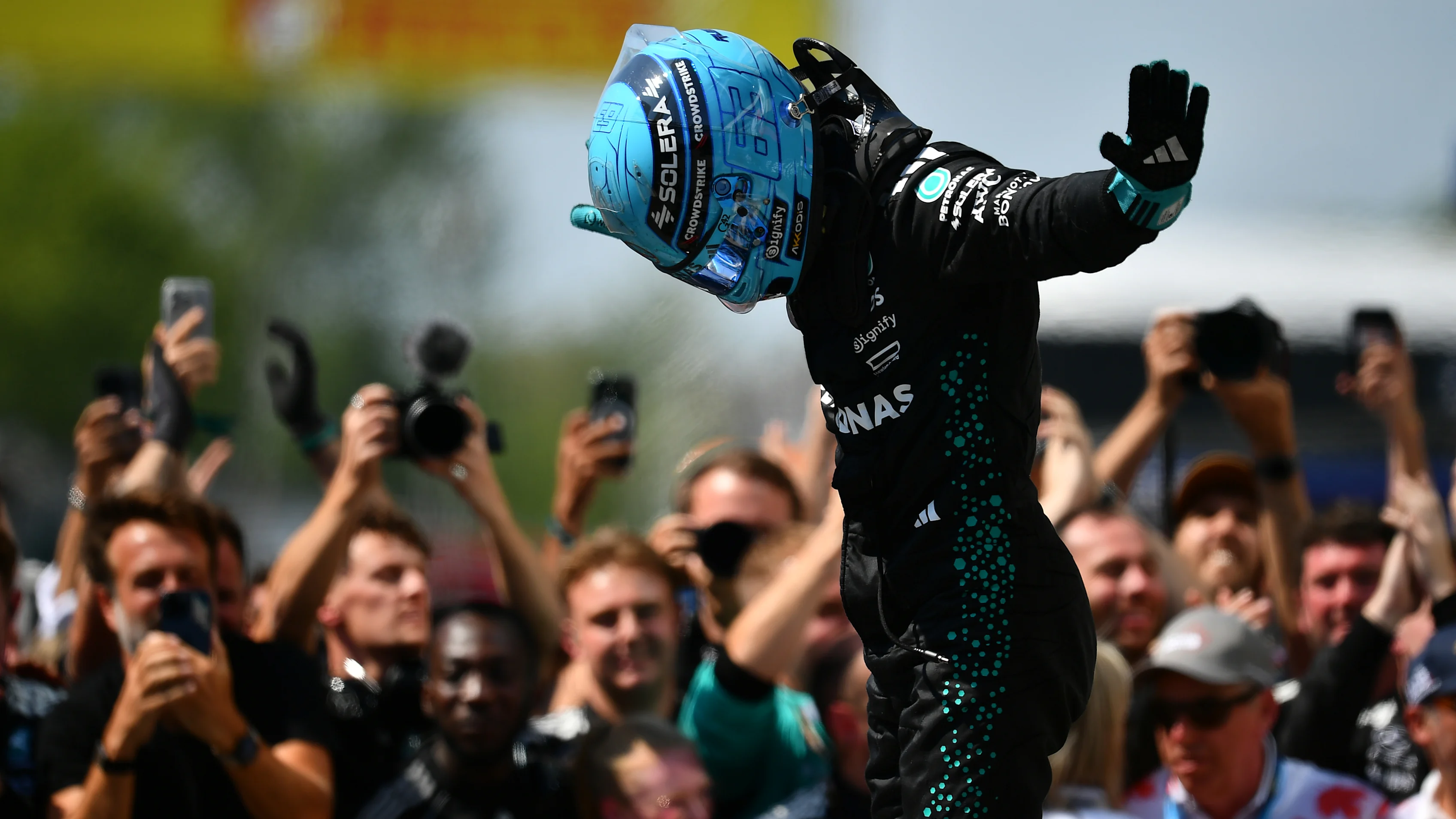 MONTREAL, QUEBEC - 15 HAZİRAN: Yarış galibi Büyük Britanya'dan George Russell ve Mercedes AMG Petronas