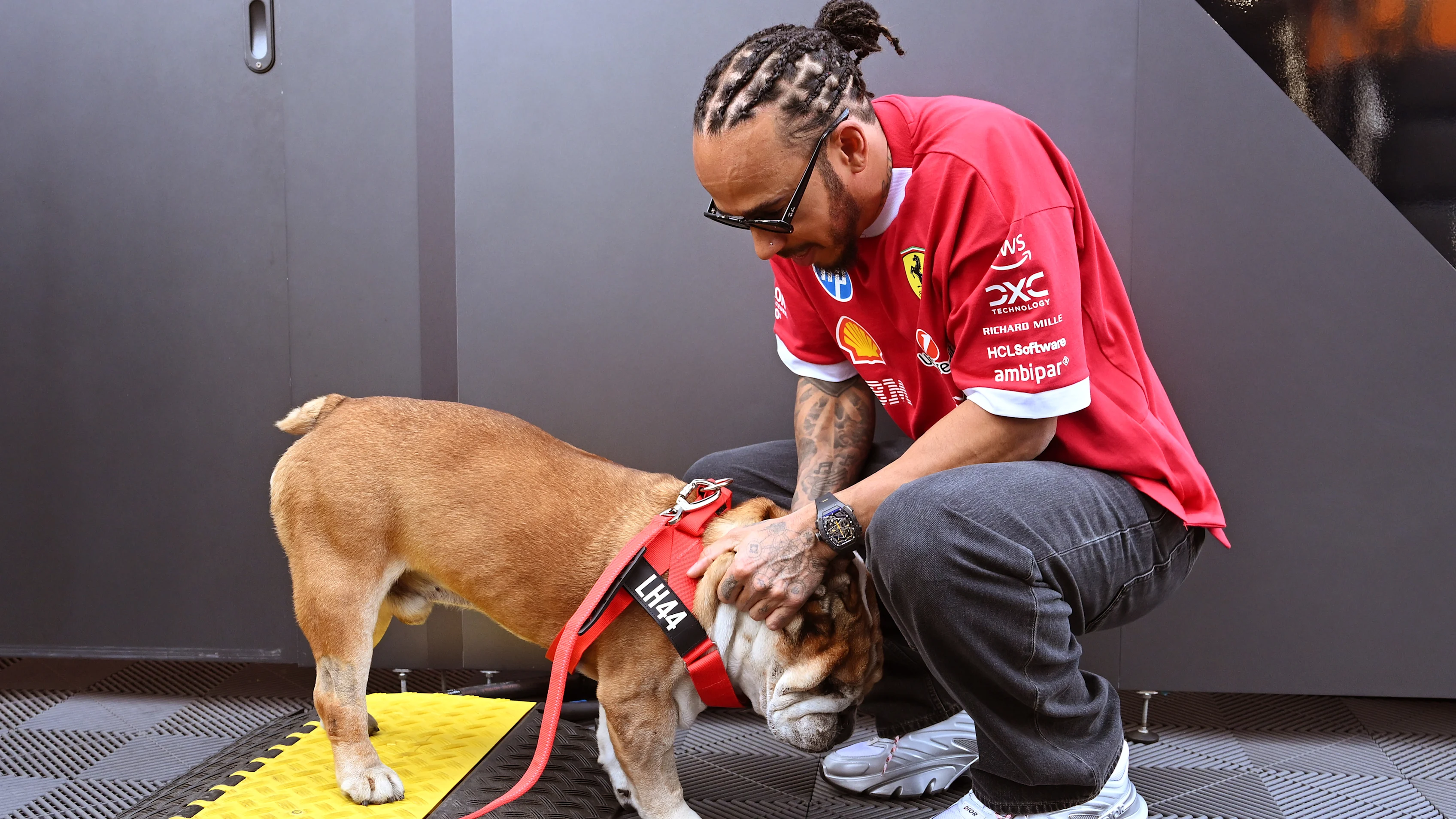 Northampton, İngiltere - 04 Temmuz: Büyük Britanya'dan Lewis Hamilton ve Paddock'ta Scuderia Ferrari