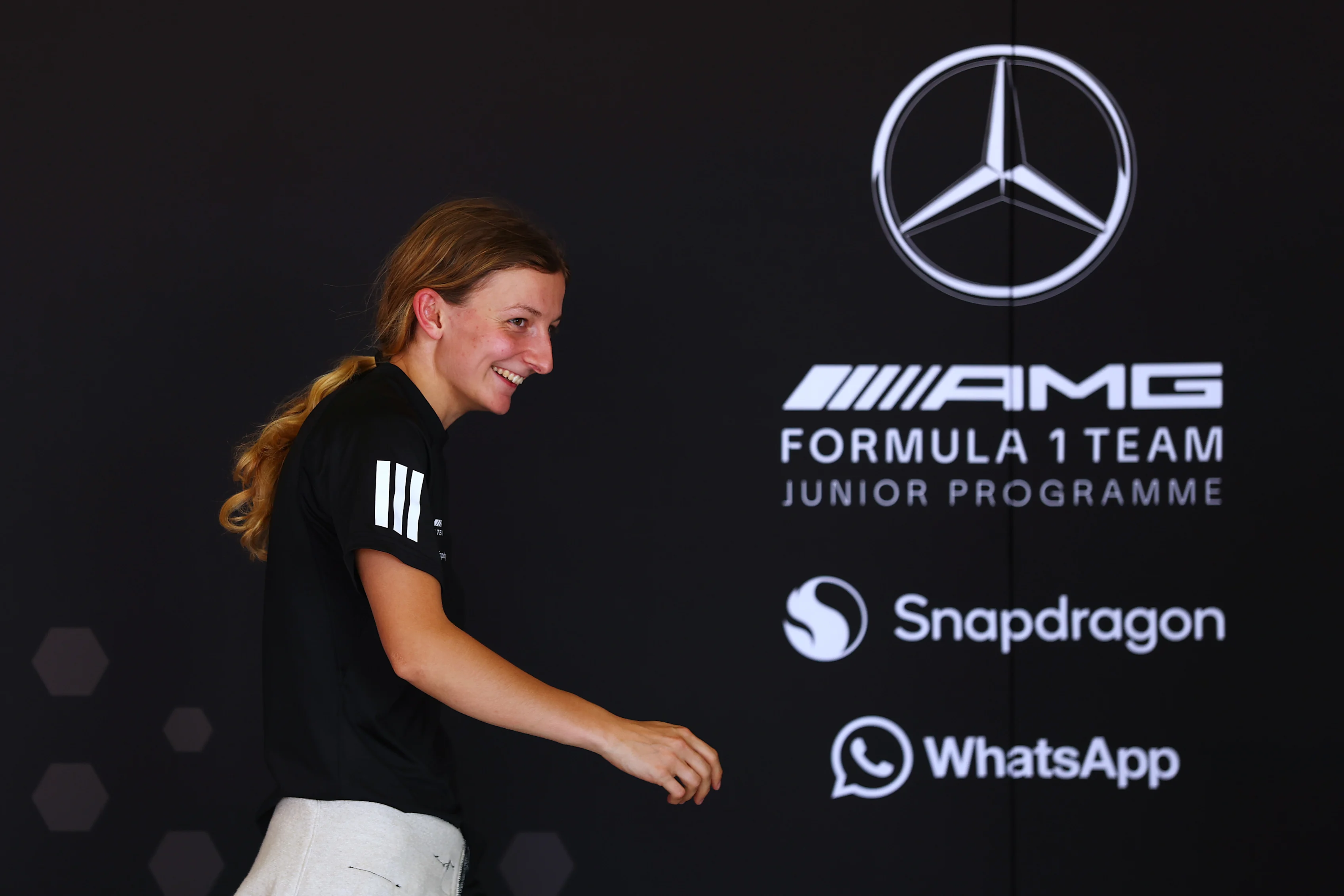 Navarra, İspanya - 17 Eylül: Fransa ve Prema Racing'in Doriane Pin (28) Garajda Bakıyor