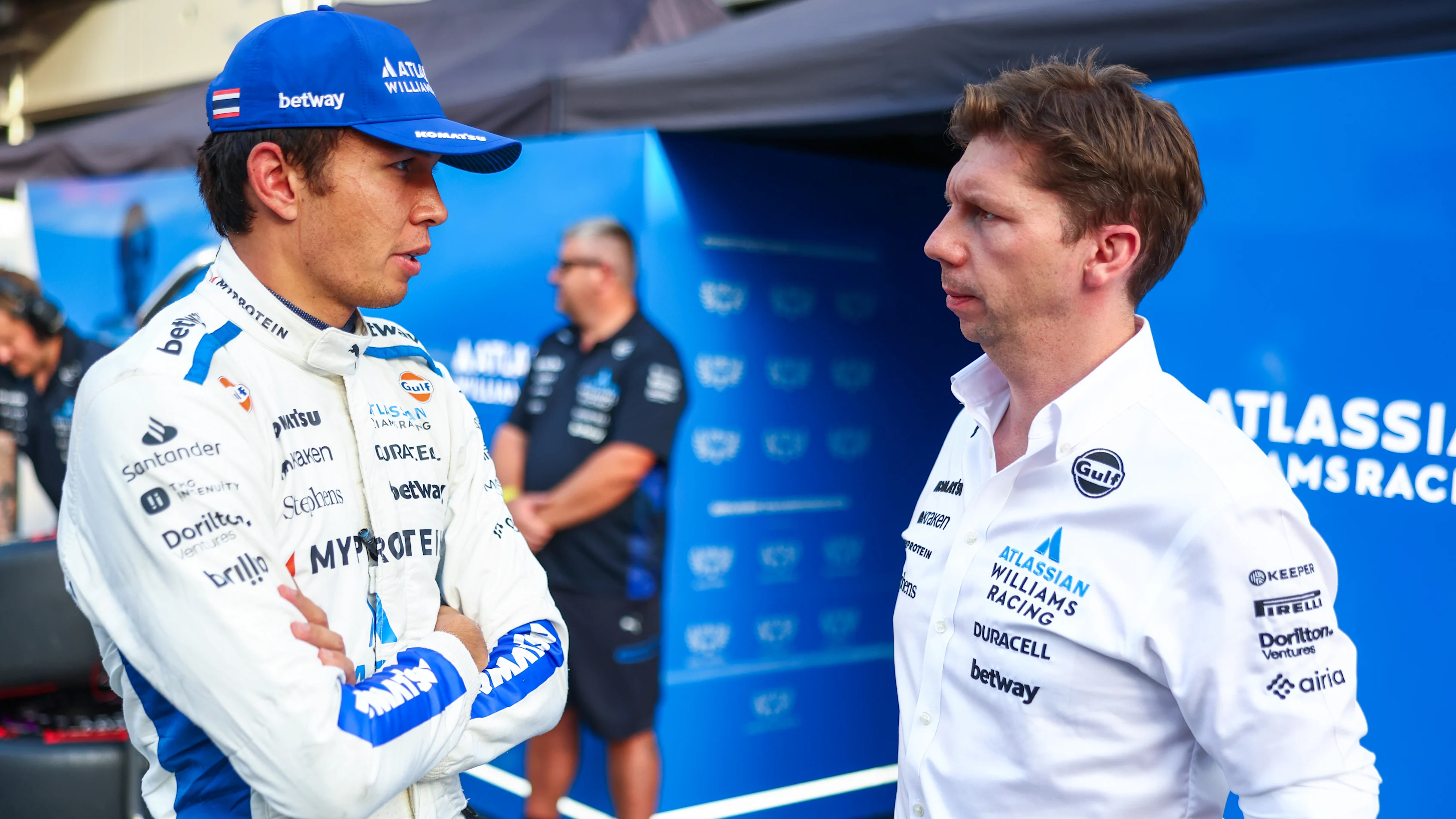 BAKÜ, AZERBAYCAN - 19 EYLÜL: Taylandlı Alexander Albon ve Williams ve James Vowles, Takım