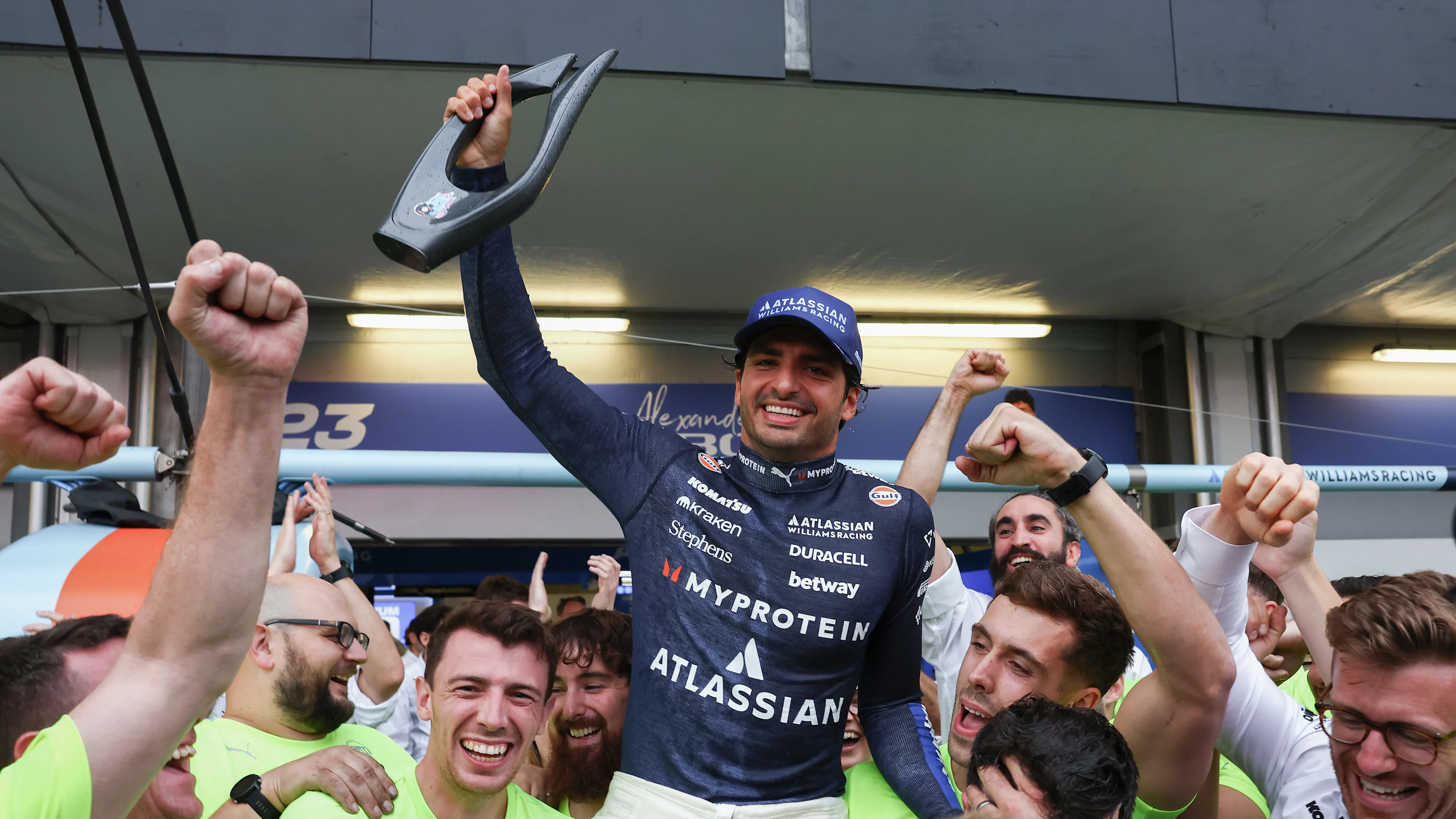 BAKÜ, AZERBAYCAN - 21 EYLÜL: İspanyol Carlos Sainz ve Williams üçüncü bitirmeyi kutluyor