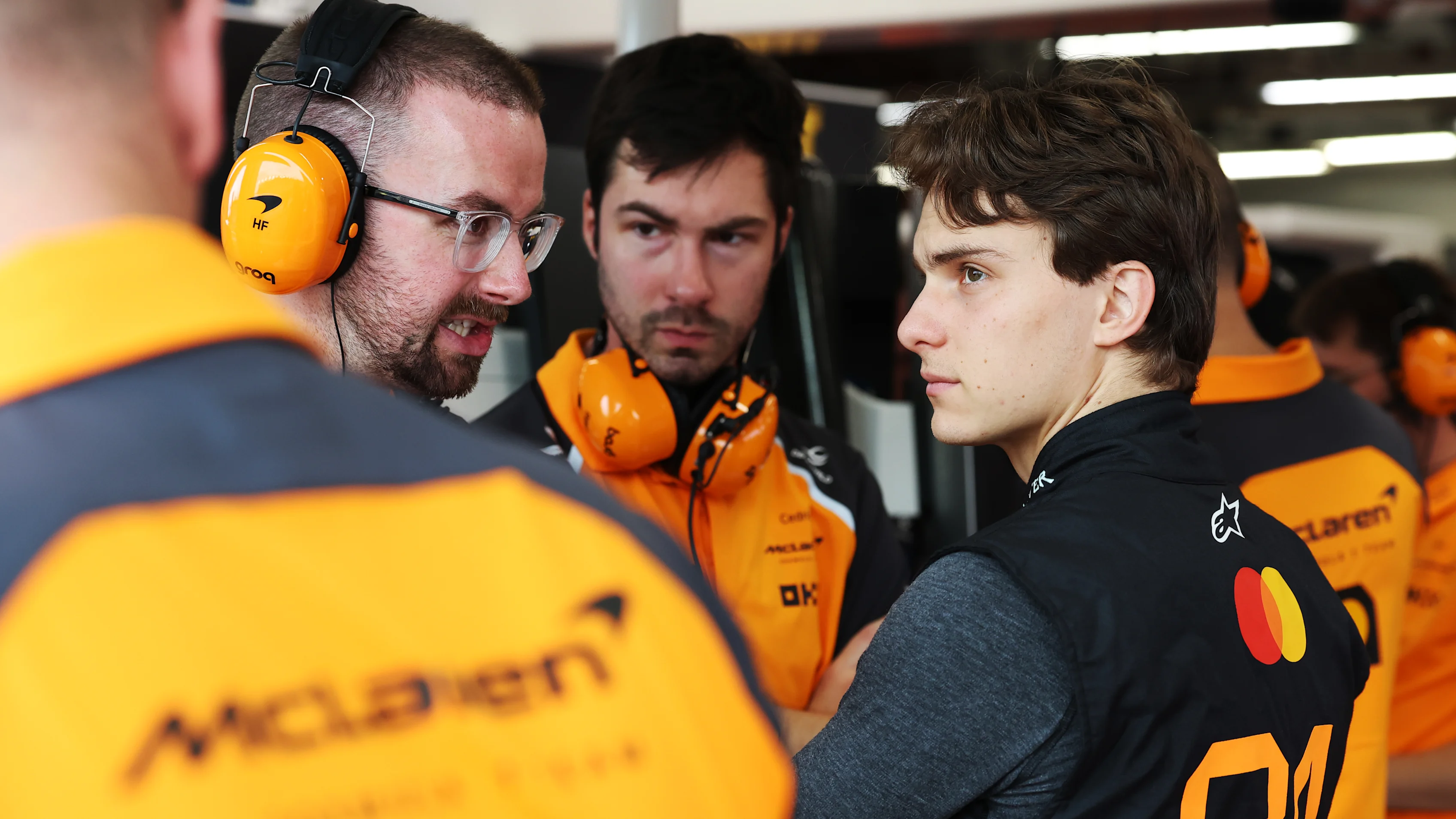 Singapur, Singapur - 03 Ekim: Avustralya'dan Oscar Piastri ve McLaren Garajda Bakıyor