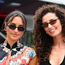 Alexandra Saint Mleux (solda) yarış gününde kimono siluetini yeniden ziyaret etti