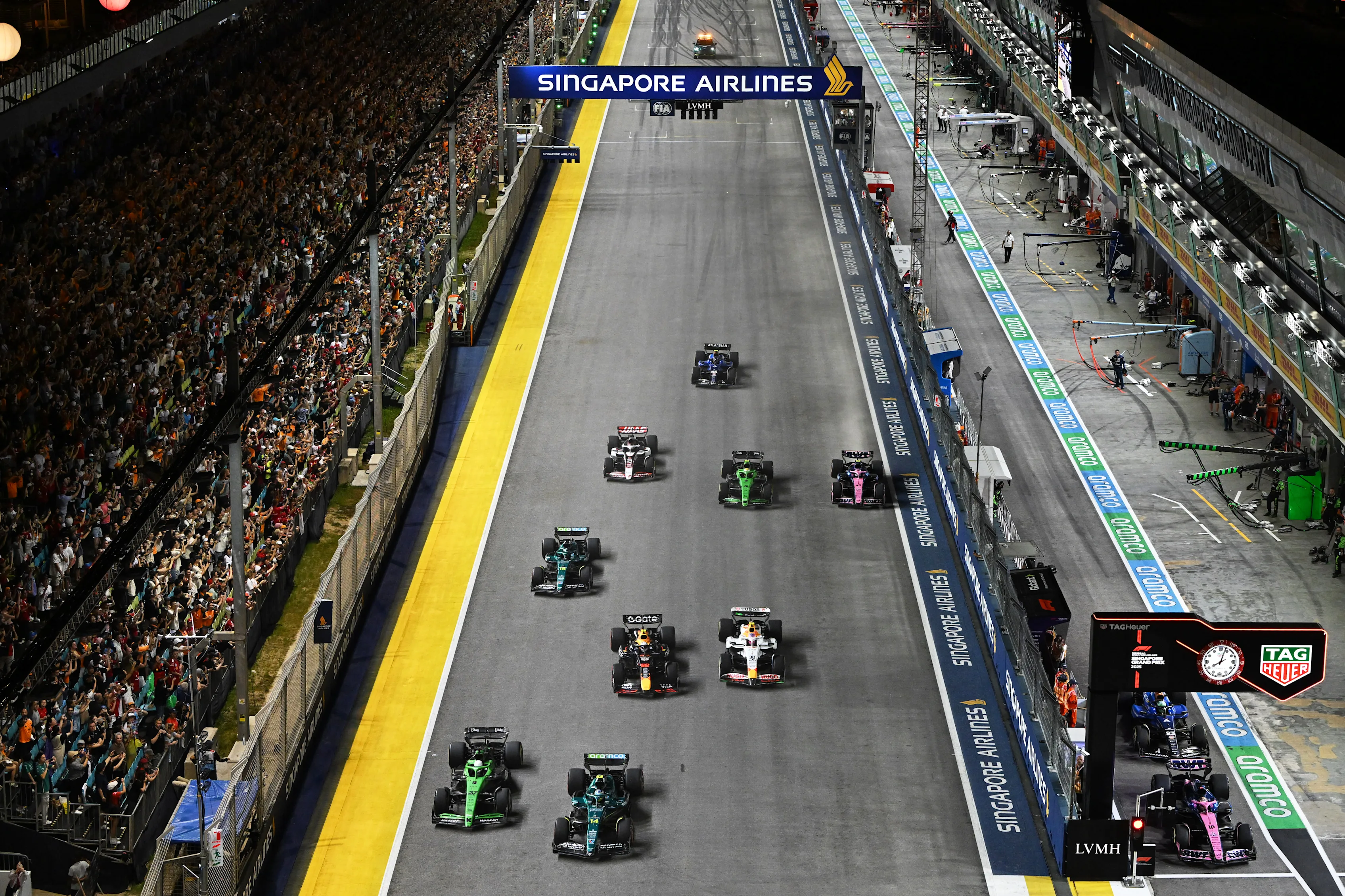 SİNGAPUR, SİNGAPUR - 5 EKİM: İspanyol Fernando Alonso (14) Aston Martin F1 Takımını kullanıyor