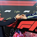 Mel C, F1 Başkanı ve CEO'su Stefano Domenicali ile bir an sahne aldı ve paylaştı