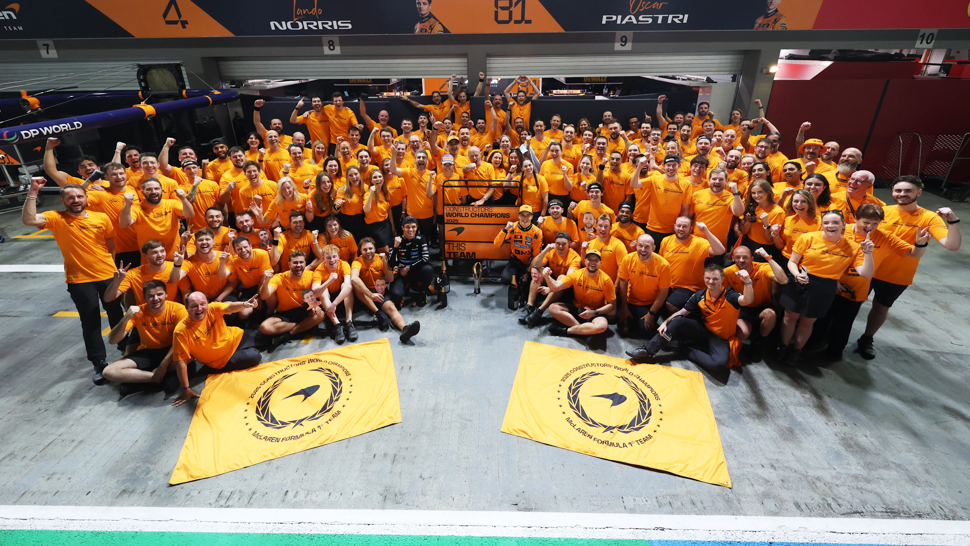 Singapur, Singapur - 05 Ekim: Büyük Britanya'dan Lando Norris ve McLaren Oscar Piastri