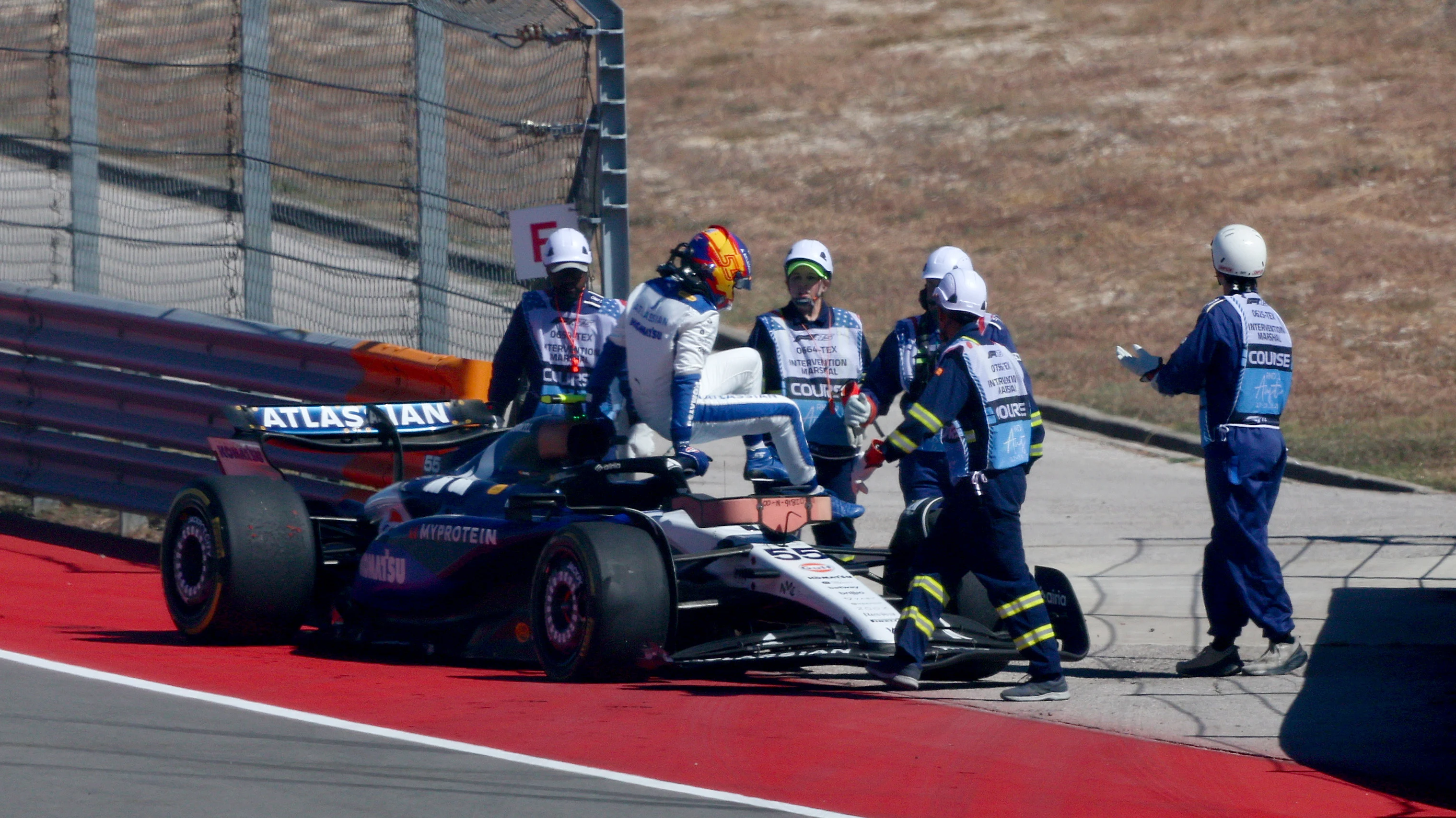 AUSTIN, TEXAS - 19 EKİM: İspanyol Carlos Sainz (55) Williams FW47 Mercedes ile tırmanıyor