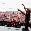 Taraftar bölgesinde kementiyle oynayan Ricciardo, Austin'de her zaman evindeymiş gibi görünüyordu.