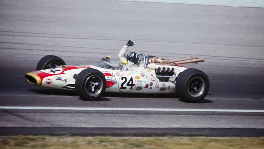 (Orijinal Altyazı) Graham Hill, Zafer Sinyalinde Toplanan Silahları, Kazandıktan Sonra Çember Pisti