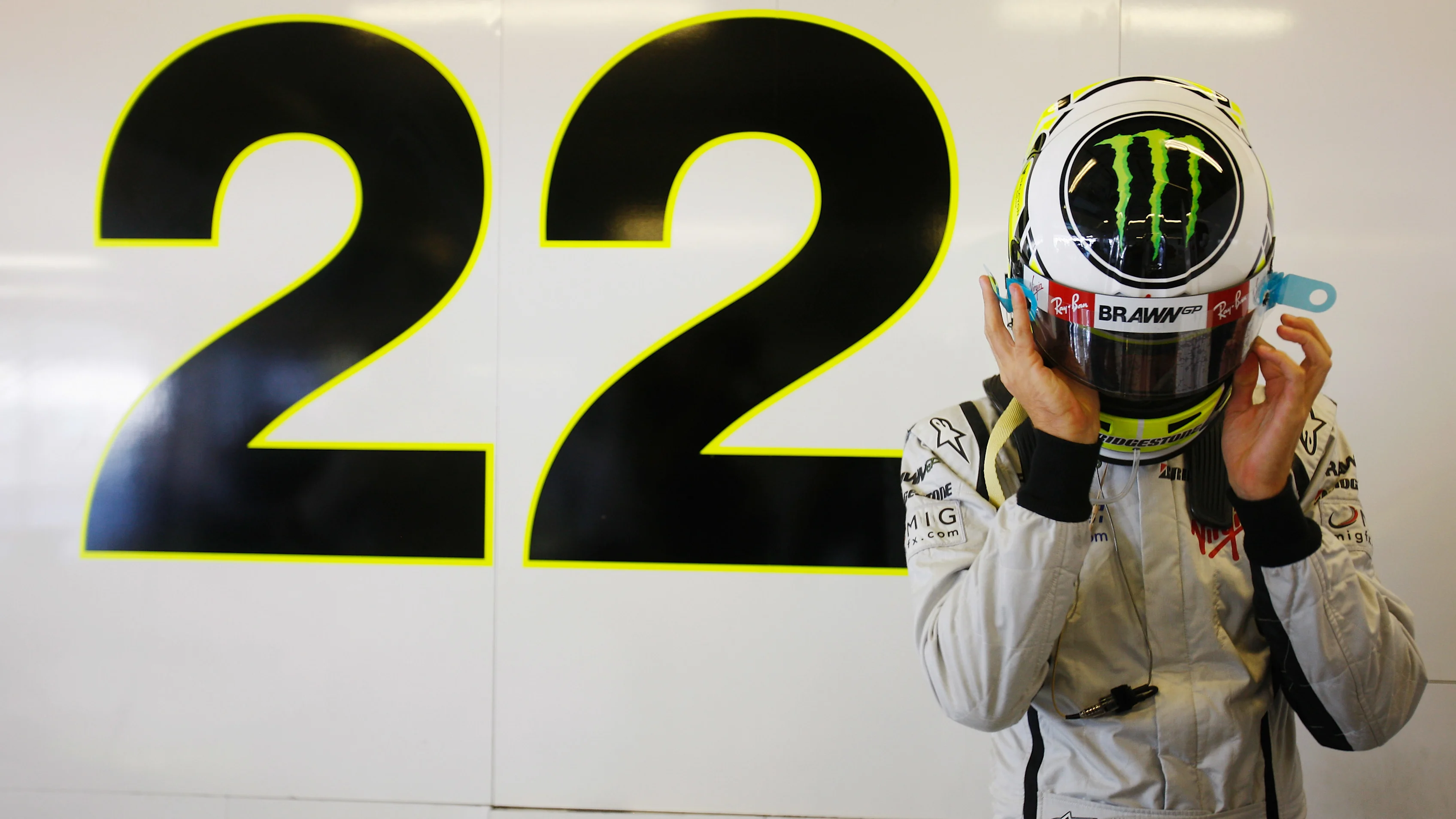ABU DHABİ, BİRLEŞİK ARAP EMİRLİKLERİ - 30 EKİM: Büyük Britanya'dan Jenson Button ve Brawn GP hazırlanıyor