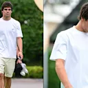 Lance Stroll, sürücüler için gardırobunun vazgeçilmez parçası olan beyaz tişörtü giyiyor