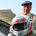 Sör Jackie Stewart ve onun imzası olan Tartan kaskı. Daha fazla görsel için kaydırın