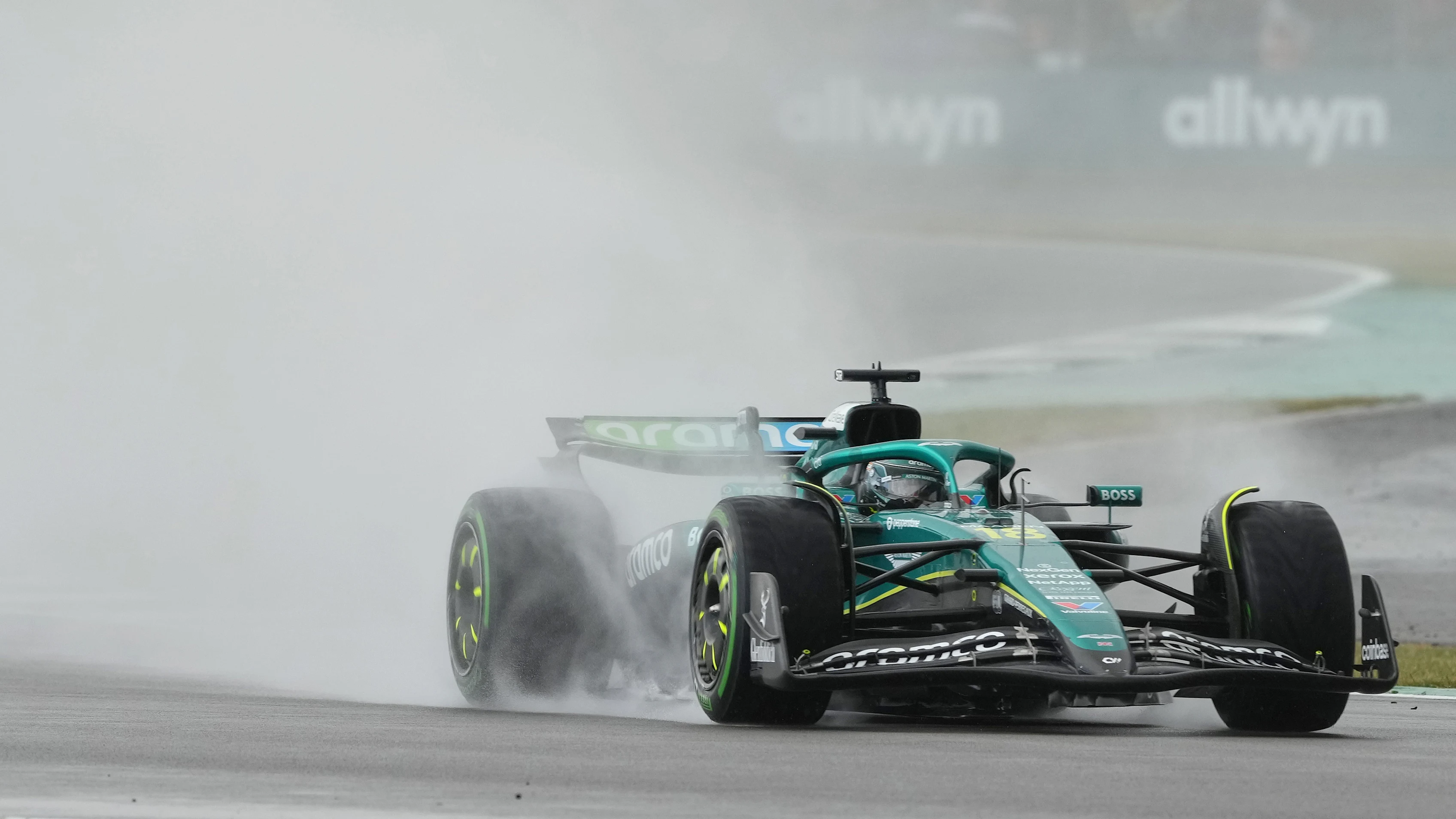 NORTHAMPTON, İNGİLTERE - 06 TEMMUZ: Kanadalı Lance Stroll, (18) Aston Martin F1 Takımı AMR25'i kullanıyor