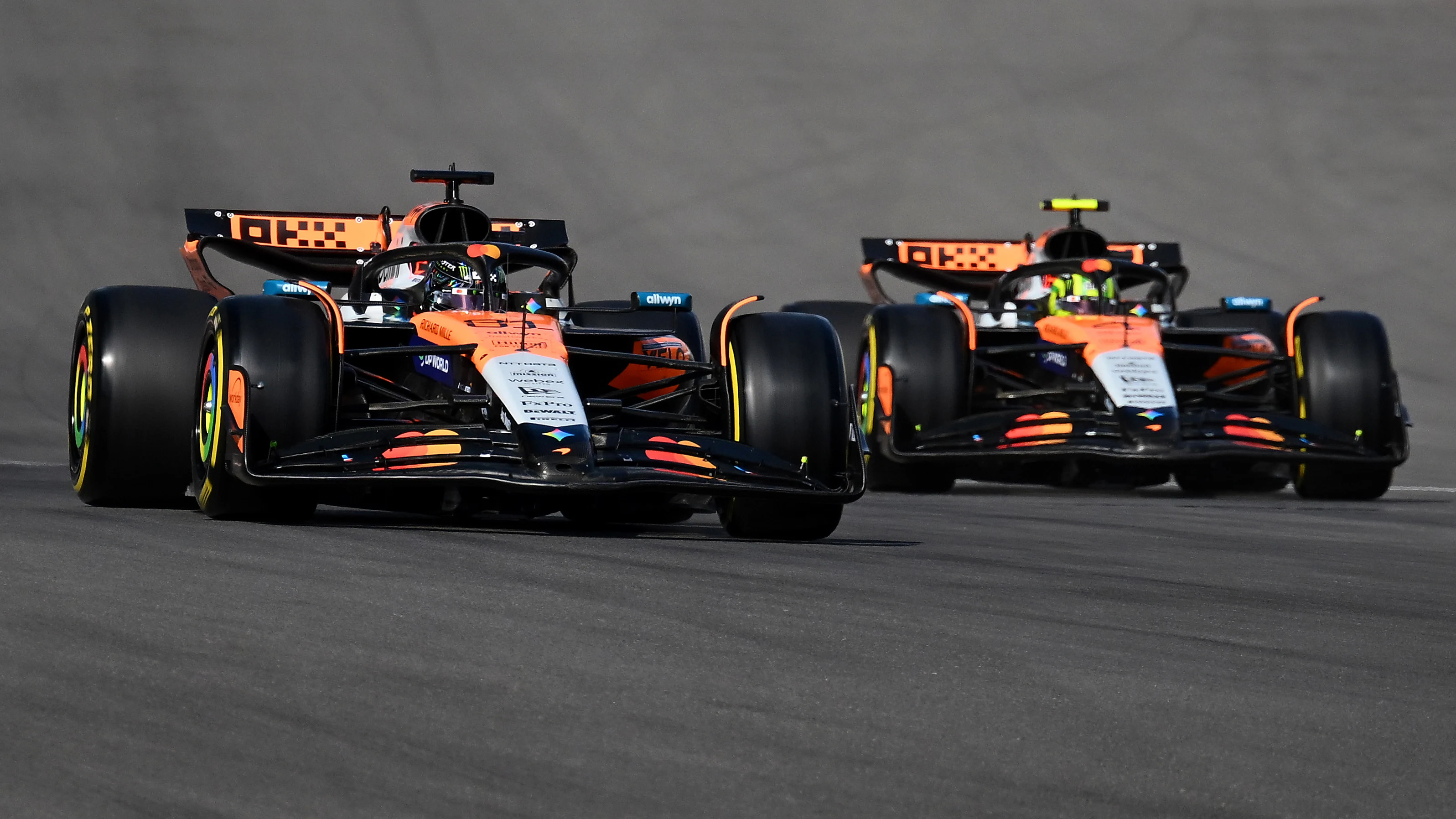 AUSTIN, Teksas - 18 Ekim: Avustralyalı Oscar Piastri (81) McLaren MCL39 Mercedes'i kullanıyor
