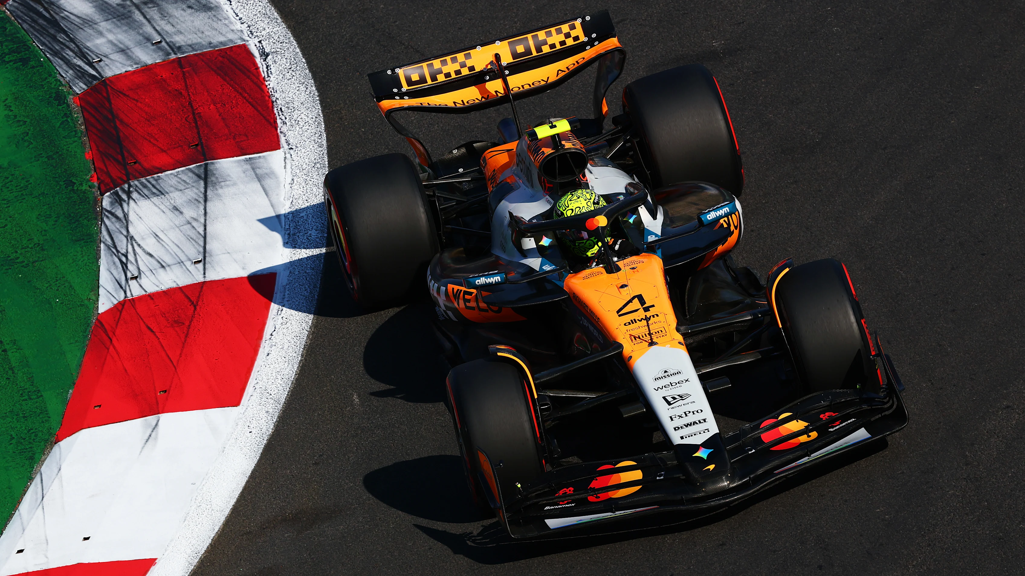 MEXICO CITY, MEKSİKA - 25 EKİM: Büyük Britanya'dan Lando Norris (4) McLaren MCL39'u kullanıyor