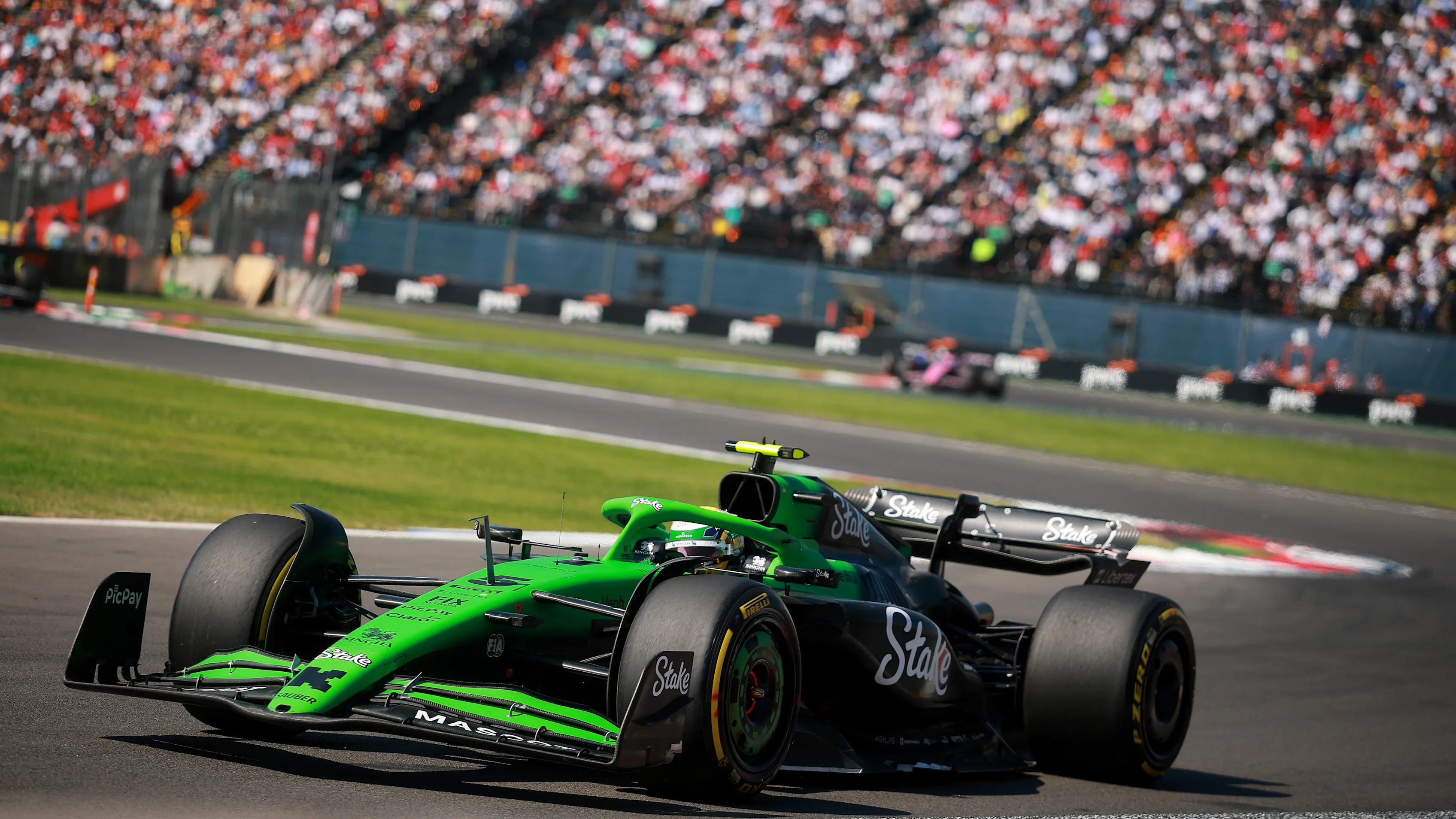 MEXICO CITY, MEKSİKA - 26 EKİM: Brezilyalı Gabriel Bortoleto (5) Kick Sauber C45'i kullanıyor