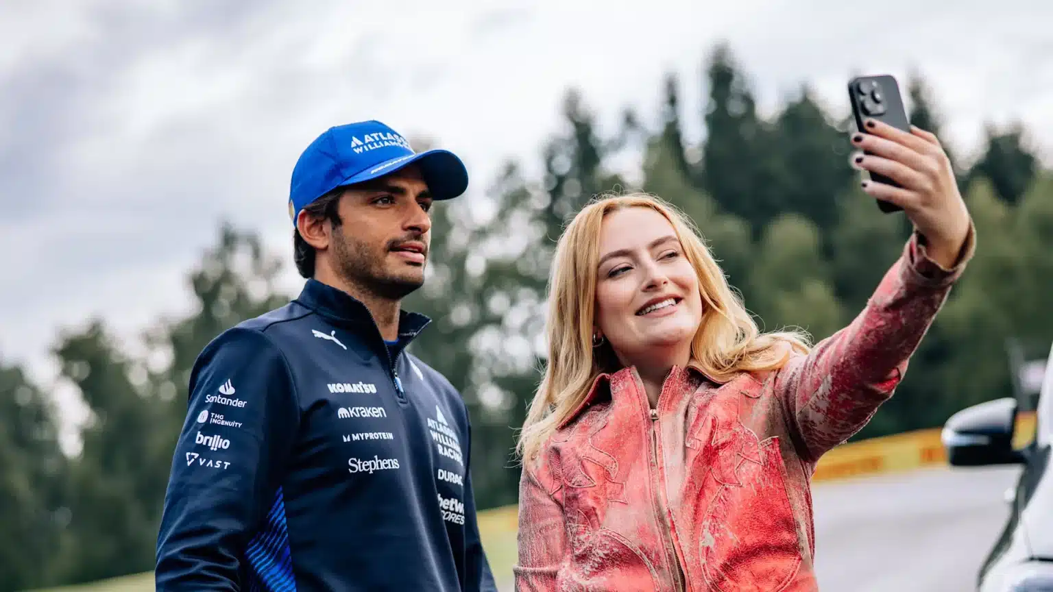 İZLE: Carlos Sainz, ‘Passenger Princess’in son bölümünde Amelia Dimoldenberg’in sürüş eğitmeni oluyor