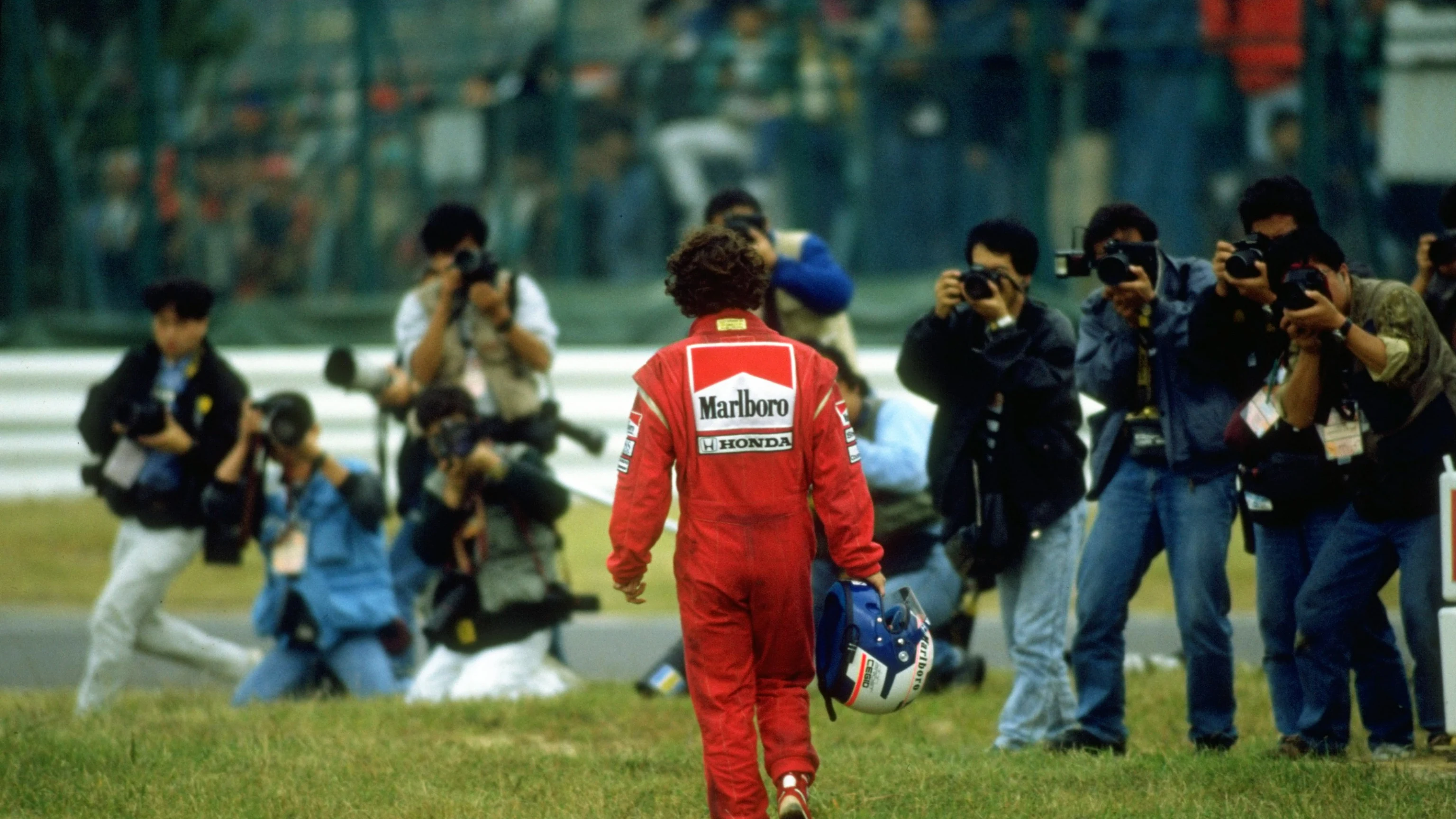 Fotoğrafçılar, 2 numaralı Marlboro McLaren-Honda MP4/5Honda sürücüsü Fransız Alain Prost'u bekliyor