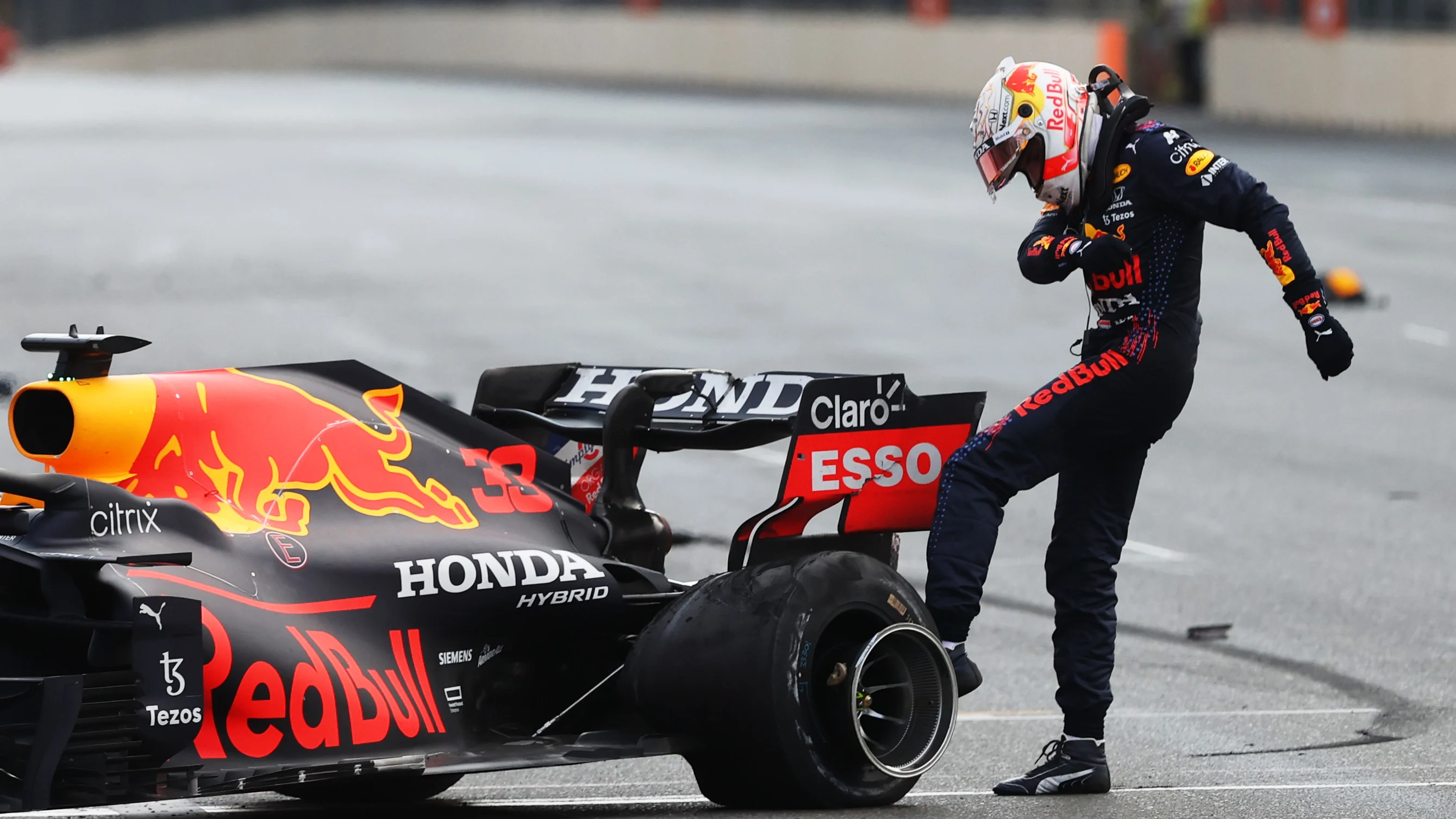 BAKÜ, AZERBAYCAN - HAZİRAN 06: Hollandalı Max Verstappen ve Red Bull Racing lastiğini tekmeledi