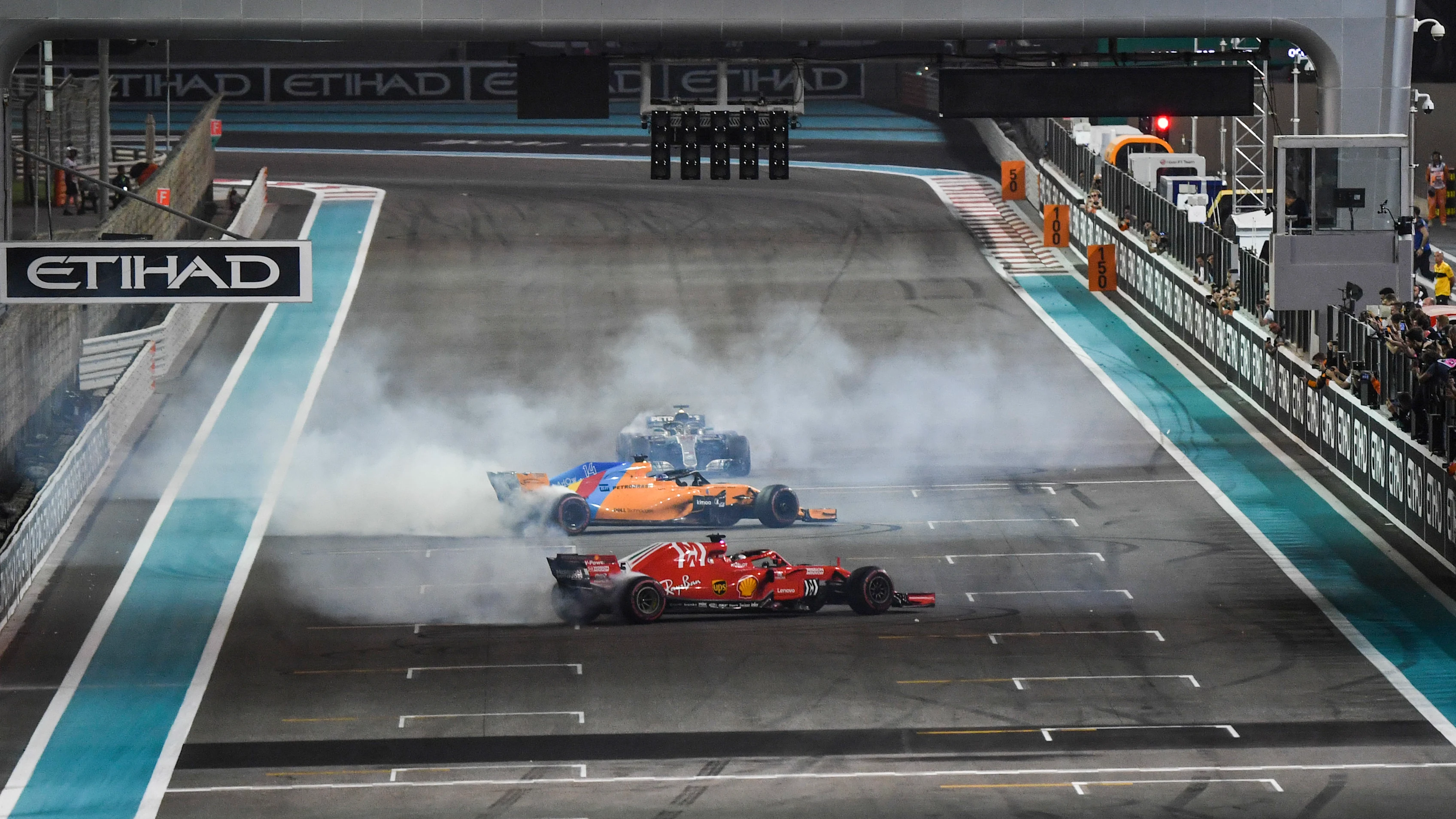 YAS MARİNA PİRİSİ, BİRLEŞİK ARAP EMİRLİKLERİ - 25 KASIM: Lewis Hamilton, Mercedes-AMG F1 W09 EQ