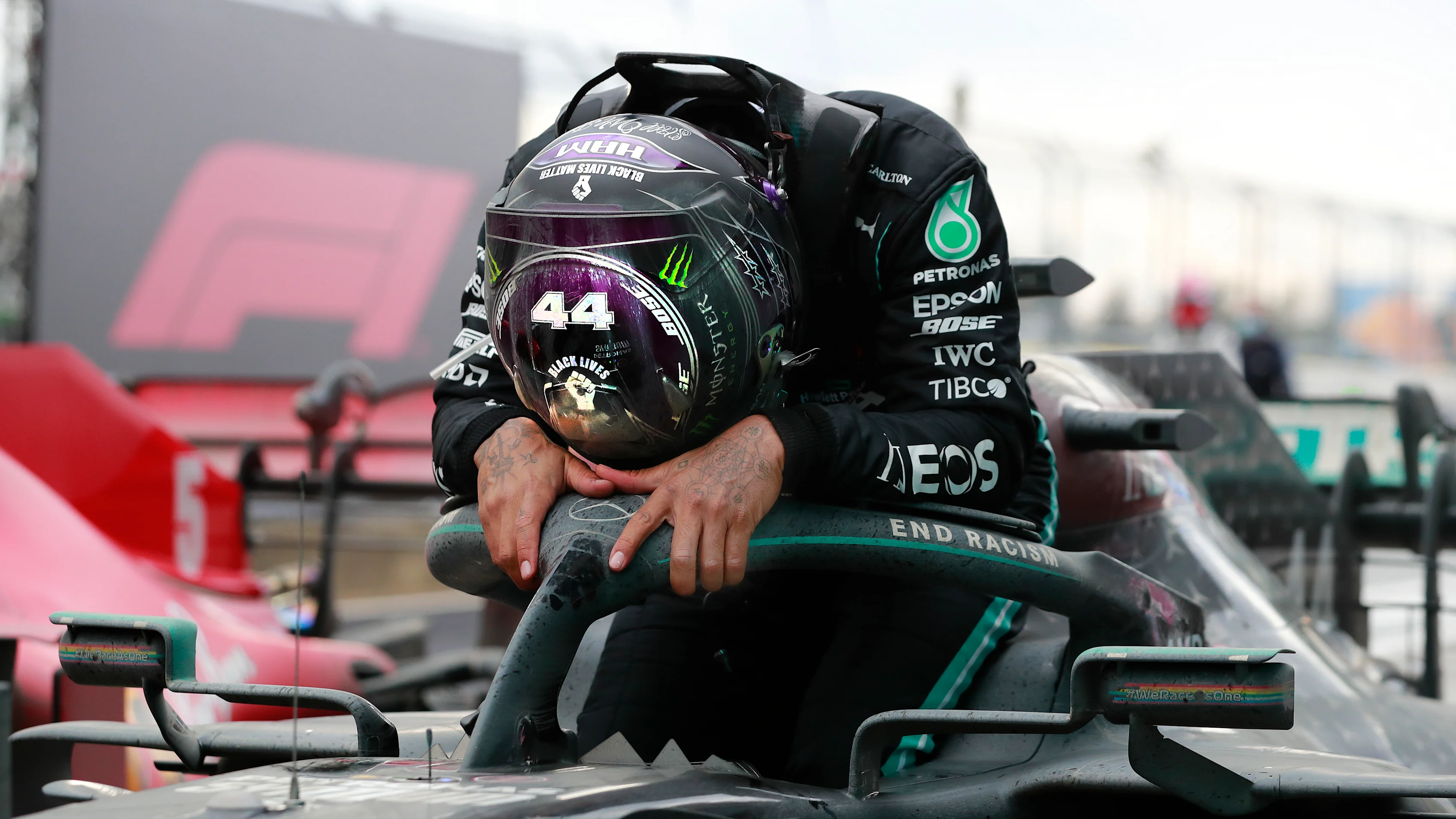 İSTANBUL PARK, TÜRKİYE - 15 KASIM: Lewis Hamilton yarış zaferini ve yedinci dünya şampiyonluğunu kutluyor