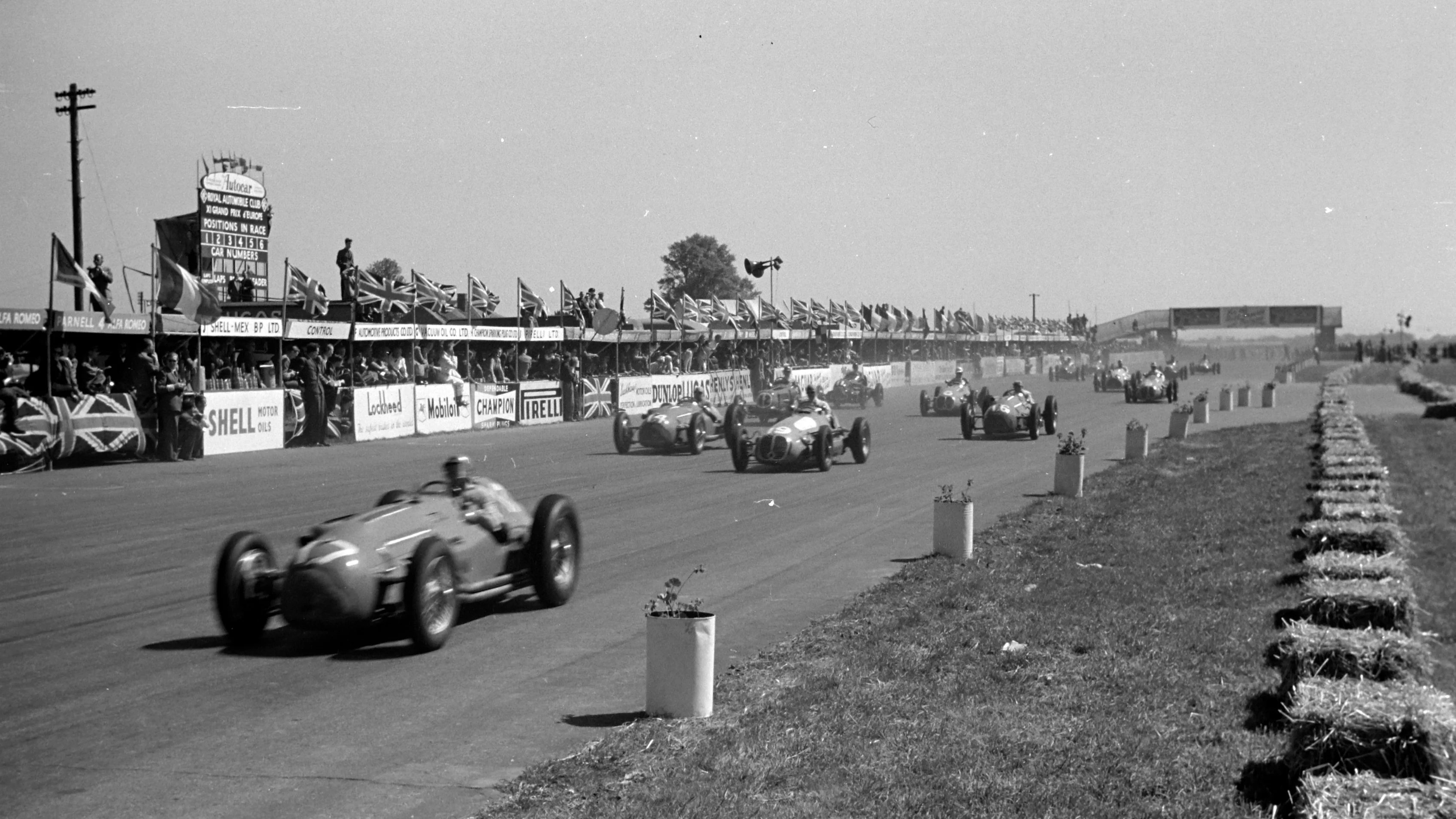 SILVERSTONE, BİRLEŞİK KRALLIK - 13 MAYIS: Eugène Martin, Lago-Talbot T26C-DA, Louis Chiron'a liderlik ediyor,