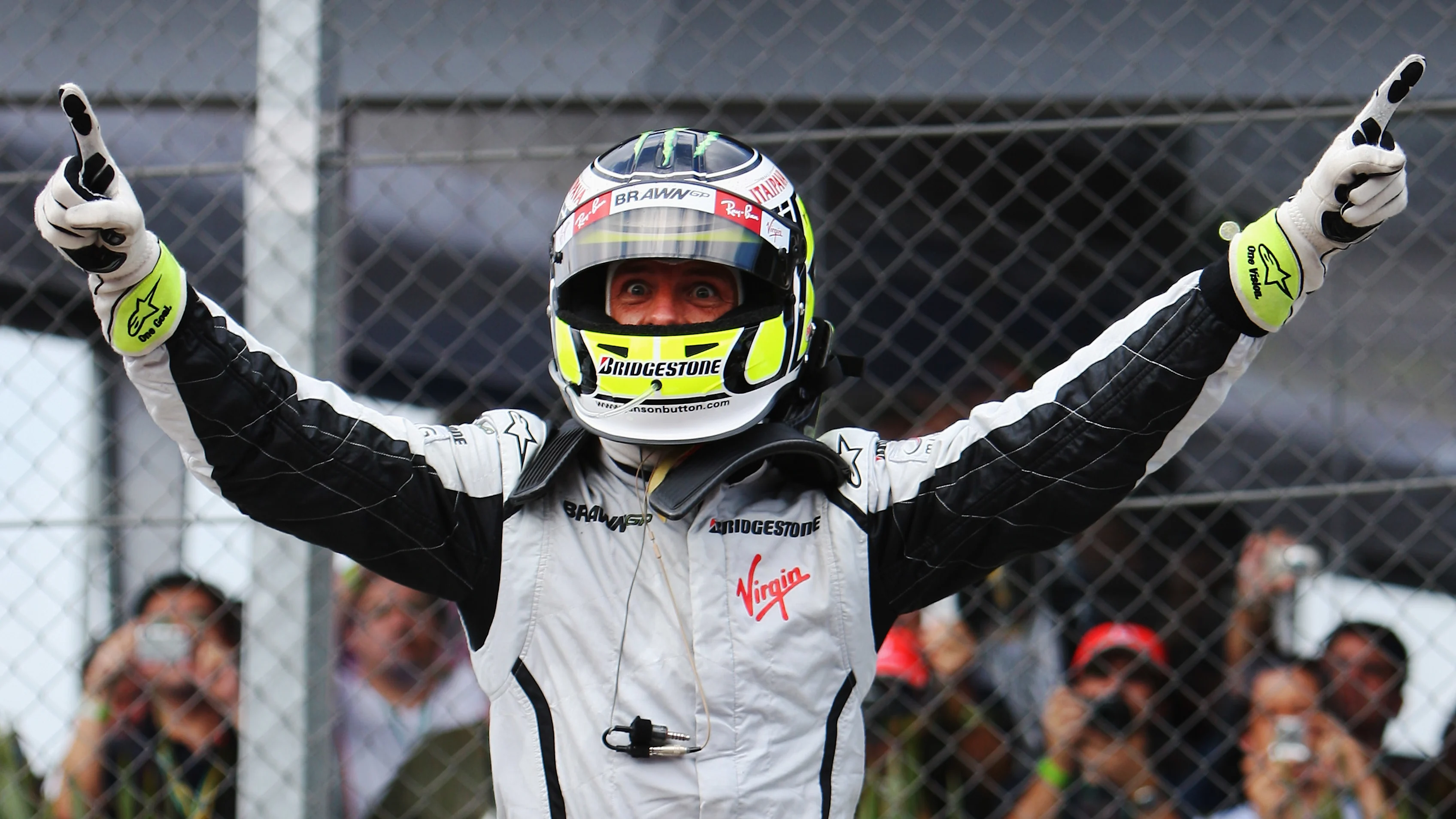 SAO PAULO, BREZİLYA - 18 EKİM: Büyük Britanya'dan Jenson Button ve Brawn GP parkta kutlama yapıyor