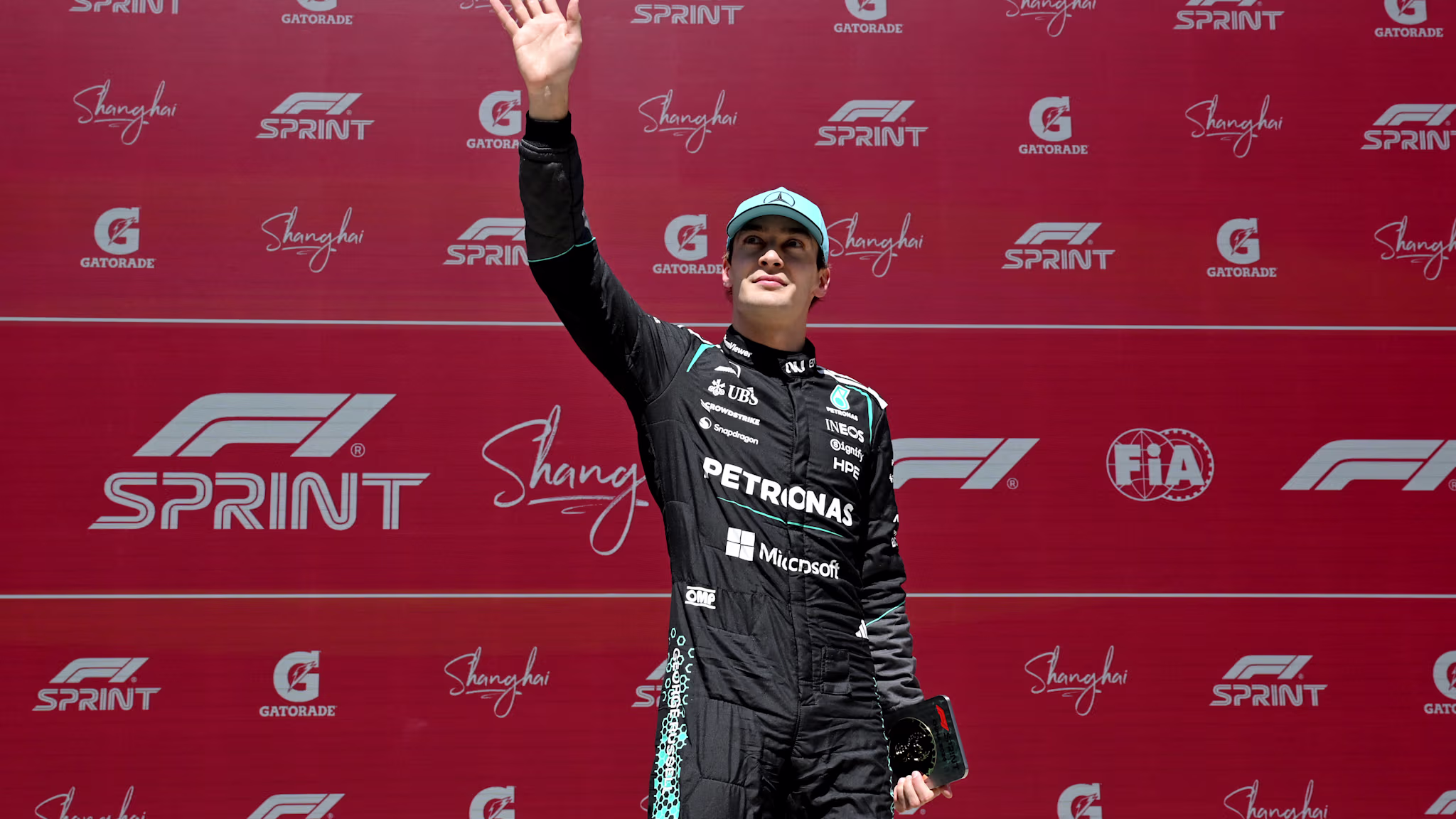 Russell, Ferrari’den Leclerc ve Hamilton’dan heyecan verici Çin Sprintini kazandı